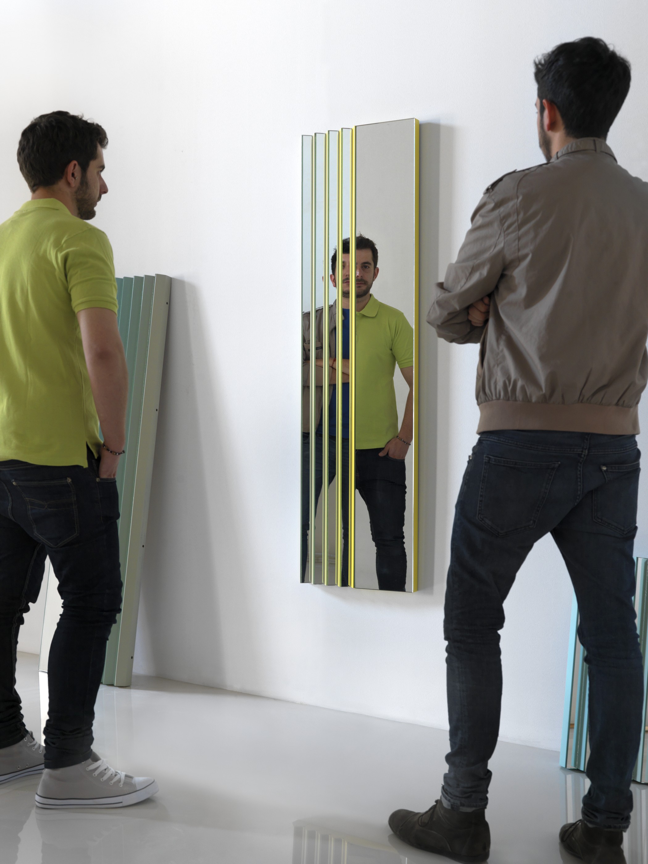 оптические иллюзии с зеркалами. оптические иллюзии с зеркалами. человек и много отражений. человек в зеркальной комнате. зеркальная иллюзия.