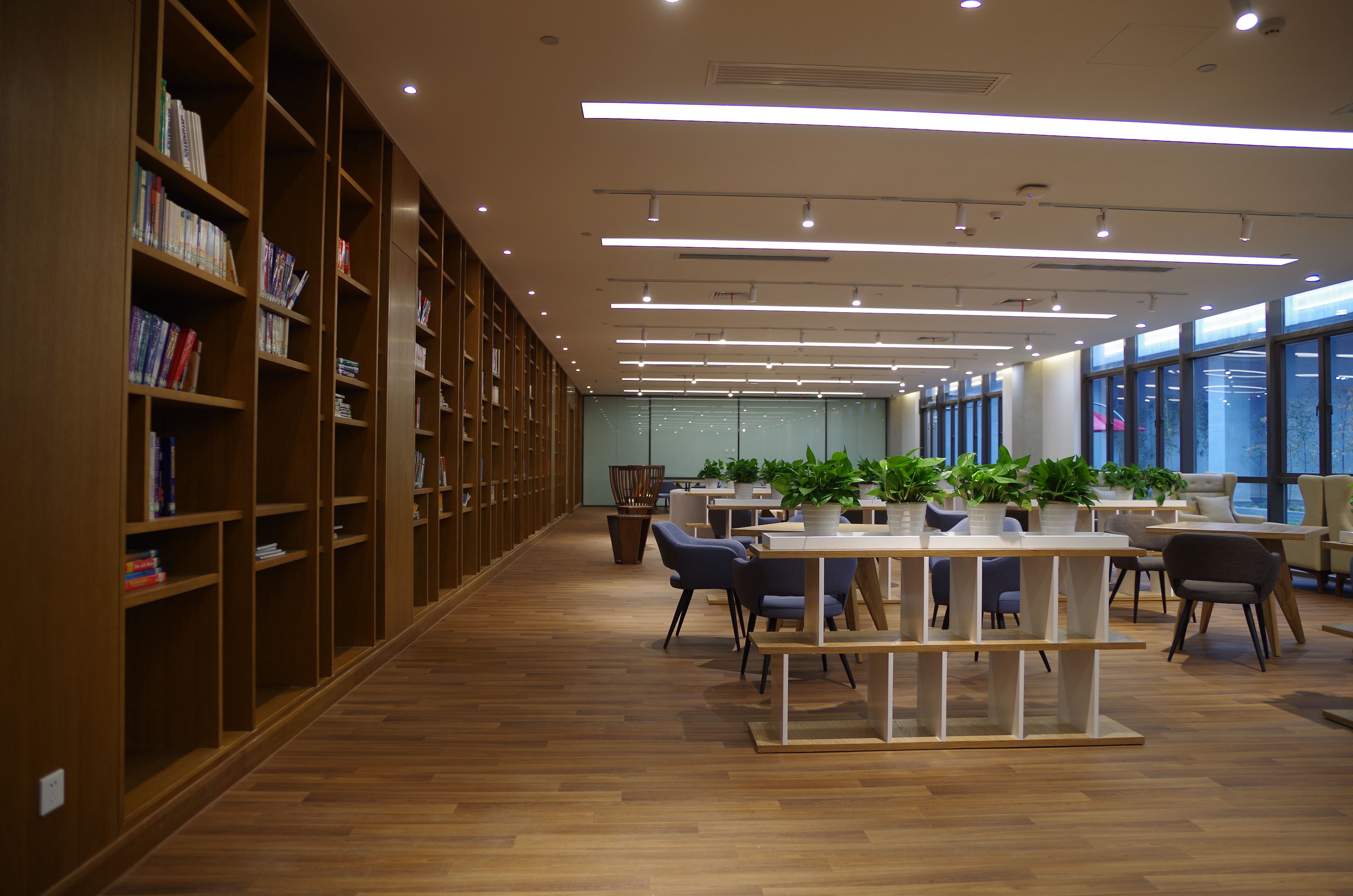 Gallery of Zhejiang Yuexiu University of Foreign Languages Jinghu Campus  Library | Beijing Zhongjing Langbo Culture Communication Co., Ltd. | Medios  De Comunicación - 16