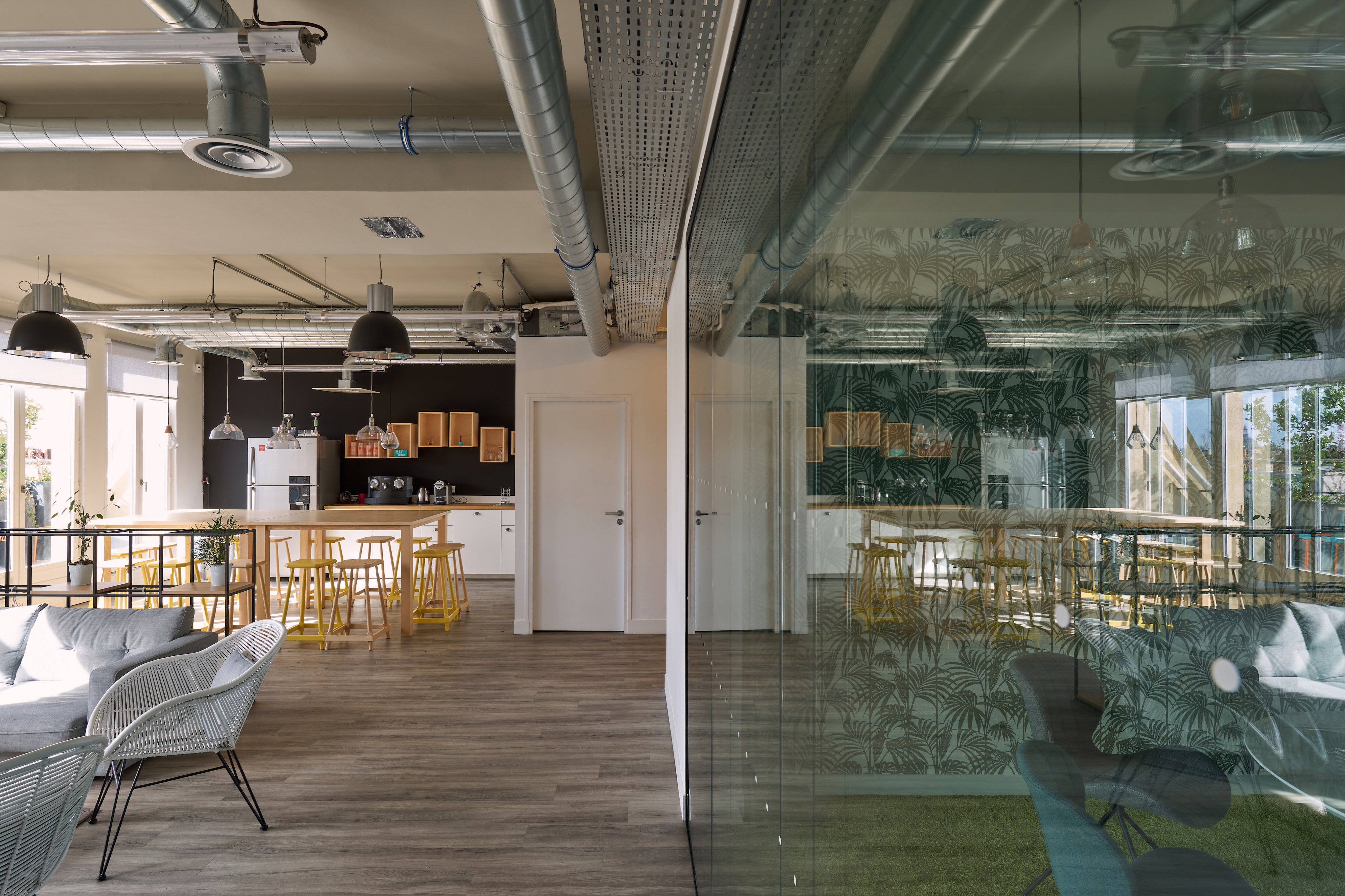 Adentro / Parisian Headoffice internet company