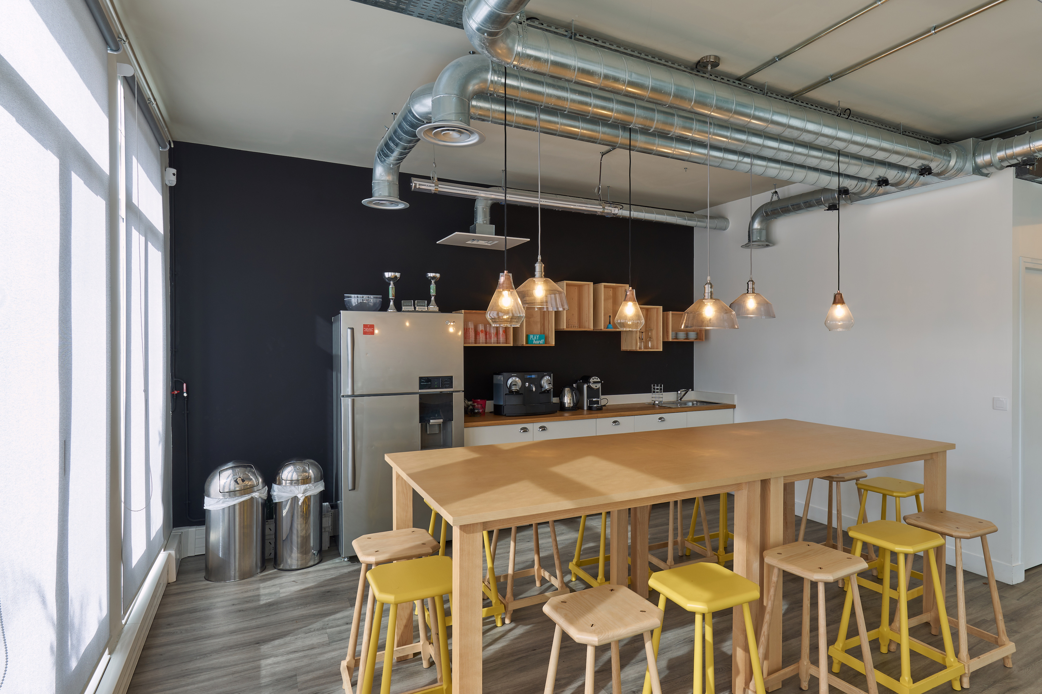 Adentro / Parisian Headoffice internet company