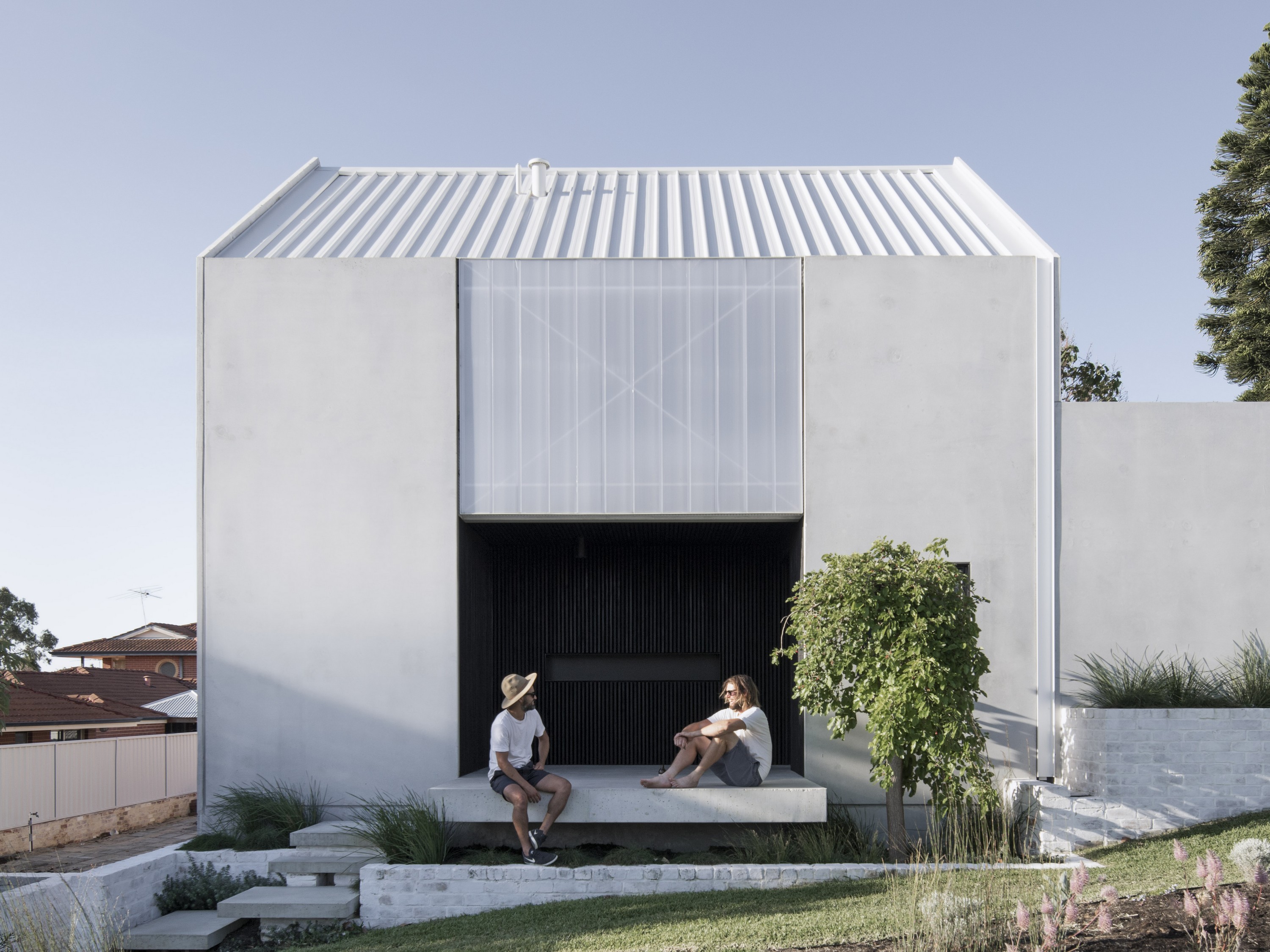 アート・デザイン・音楽 ARCHITECTURAL HOUSES spline' house's smooth curves frame forest backdrop in osaka