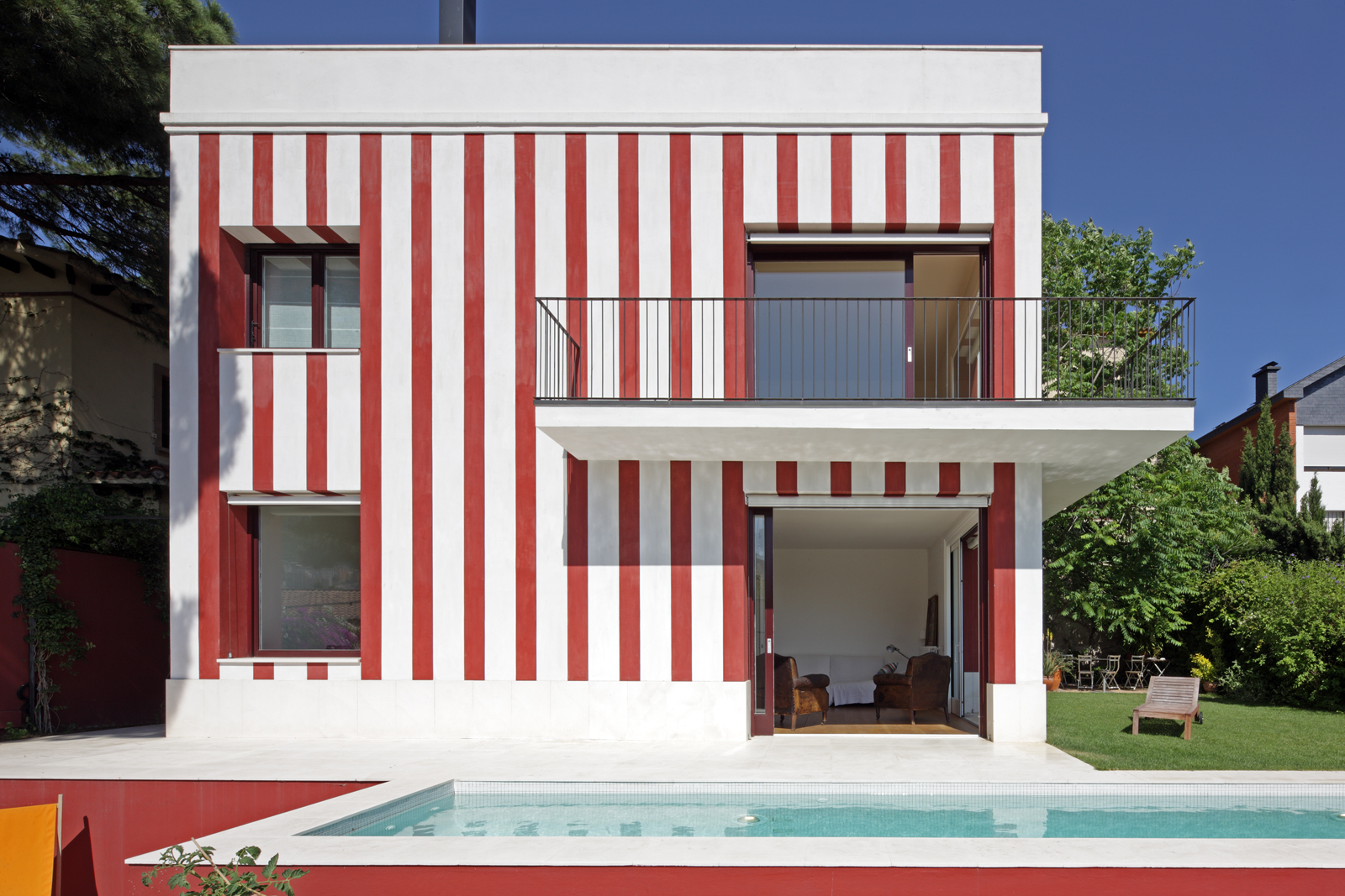 сэндвич панели рал 7024. яркие цвета в архитектуре. цветные фасады. фасад в полоску. фасад полосы.