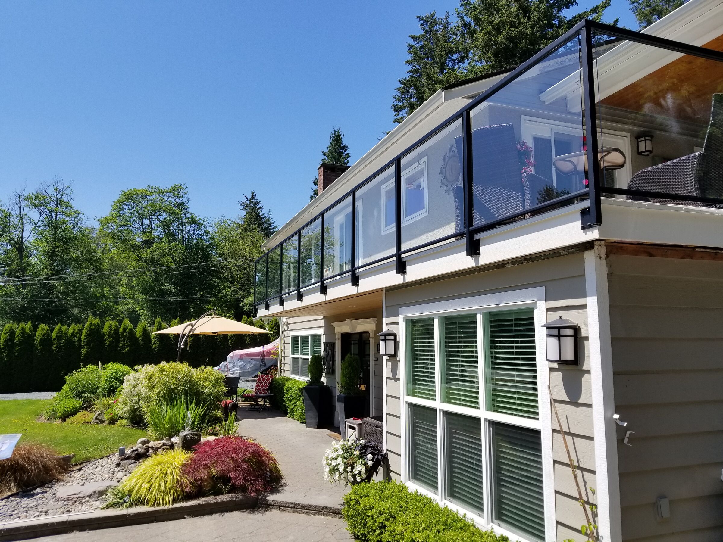 Durarail Component Glass Railing System por Duradek | Archello