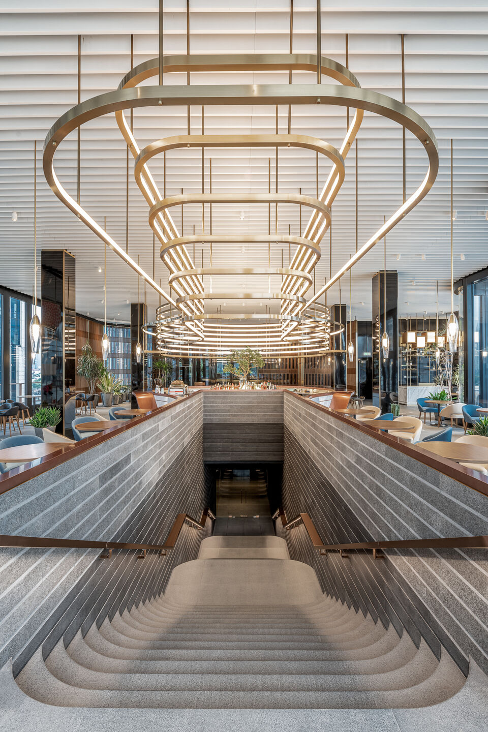 the curve of the lighting installation echoes the original staircase 5-the curve of the lighting installation echoes the original staircase-灯光装置的曲线与原有楼梯相呼应.jpg