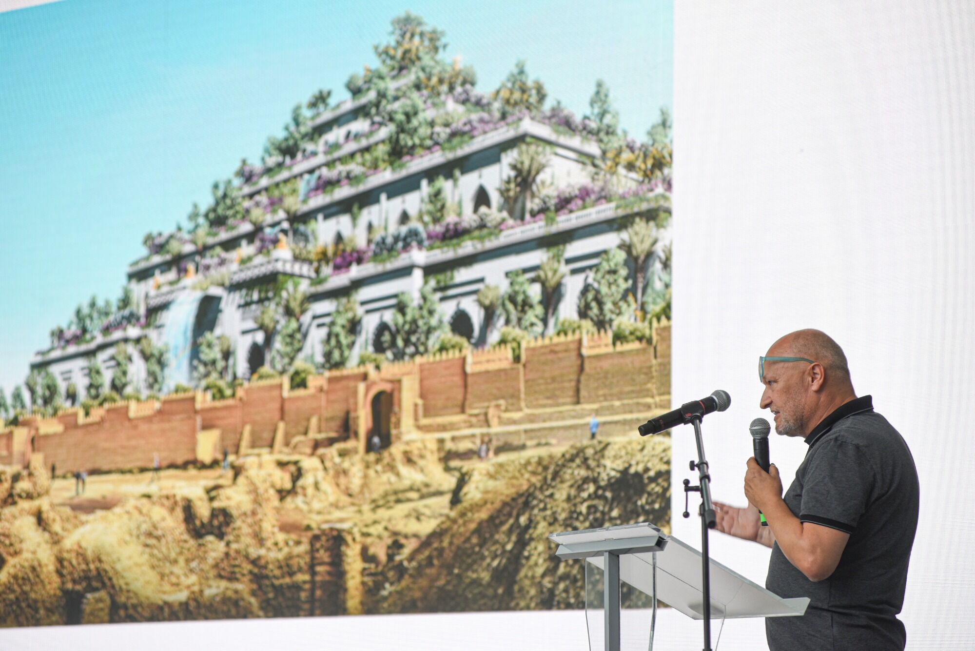 Architect Zdenek Franek presents his inspiration in historical living buildings Architect Zdenek Franek presents his inspiration in historical living buildings