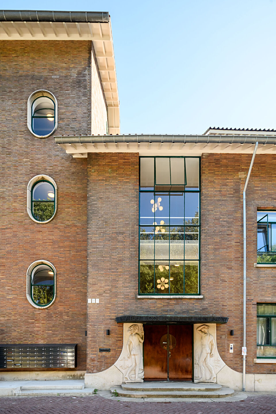 Entrance with statues 'Hoop' and 'Zorg'