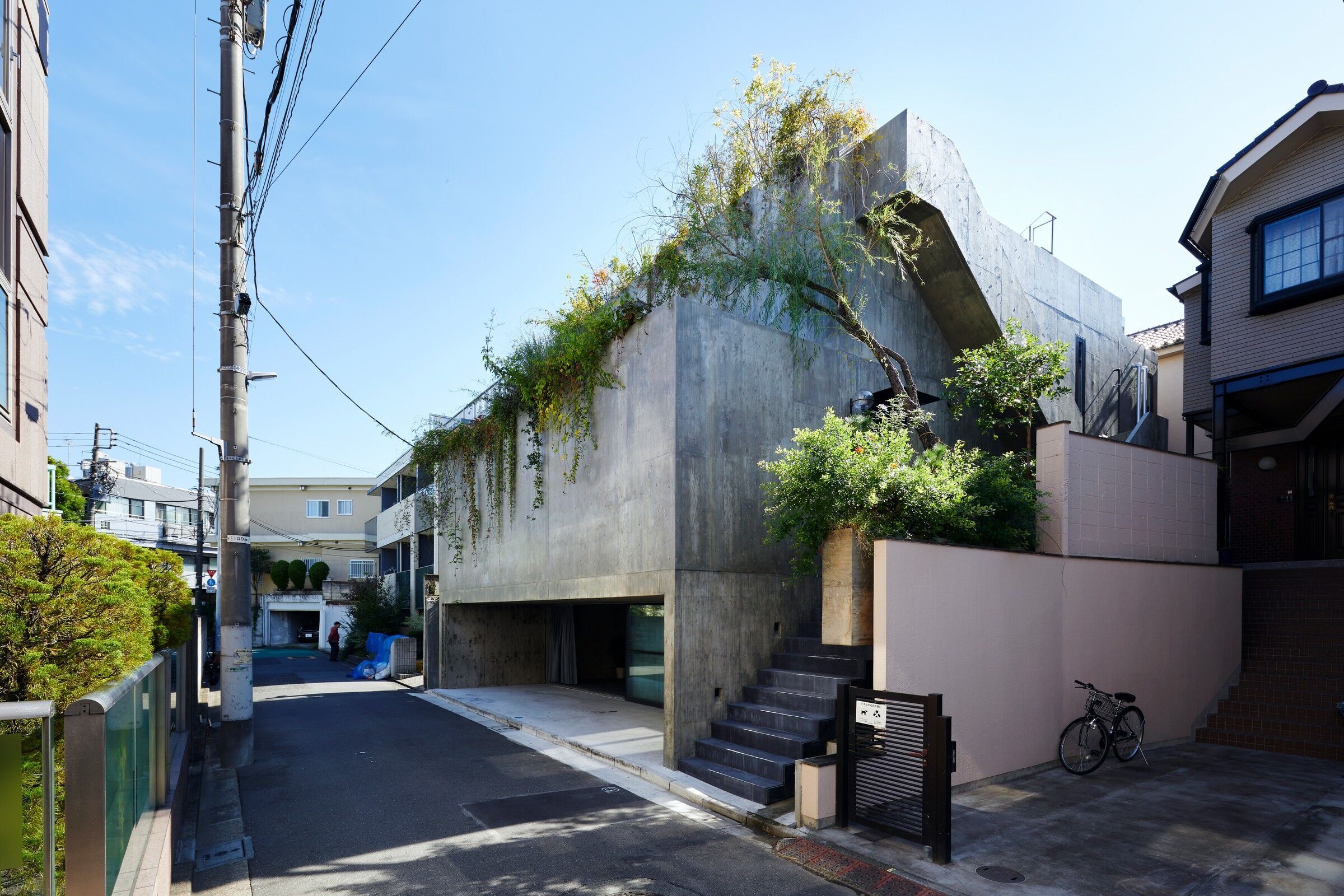 Light-gradations and solidity characterize a unique Tokyo