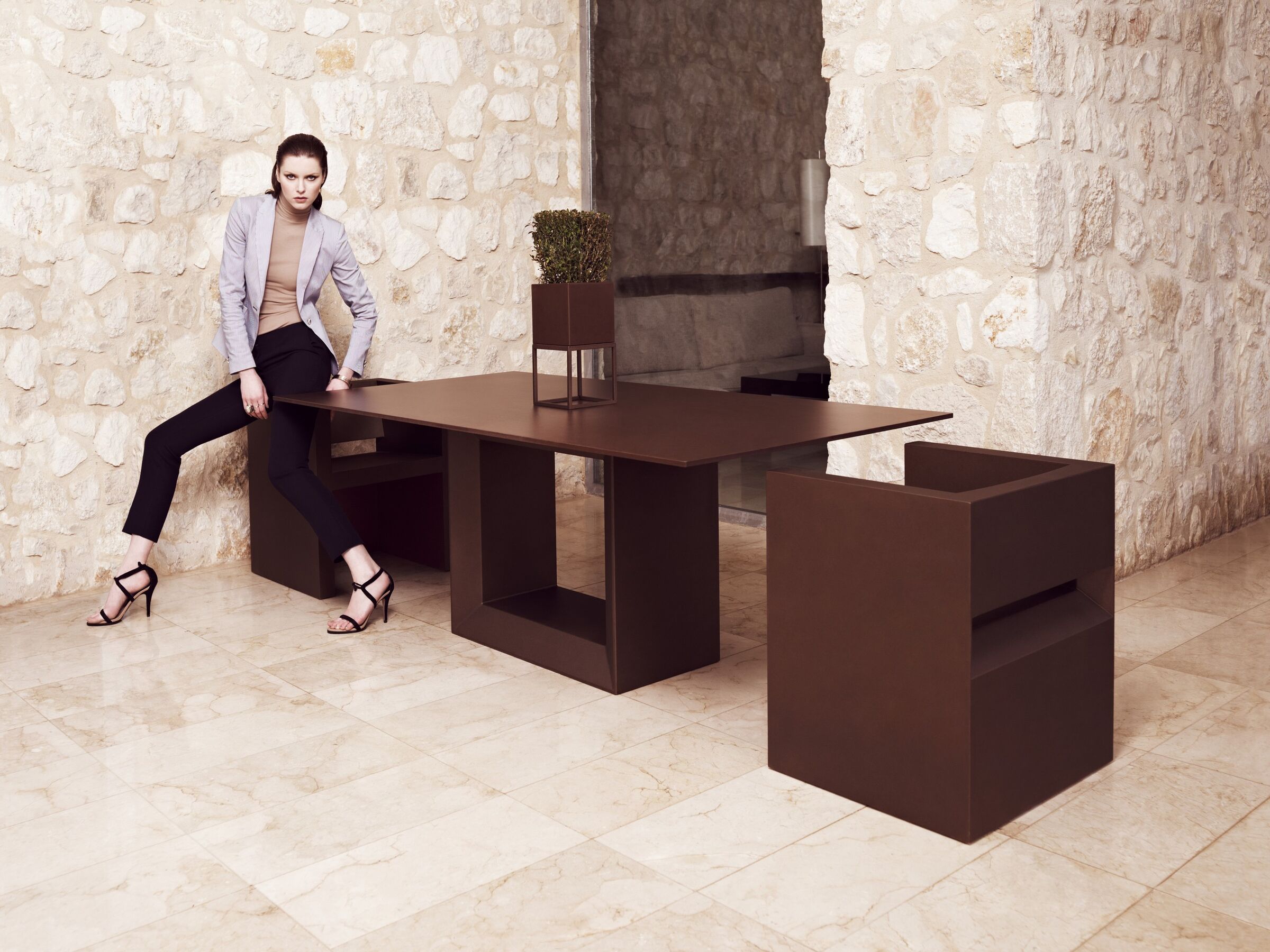 Vela table por Vondom Archello