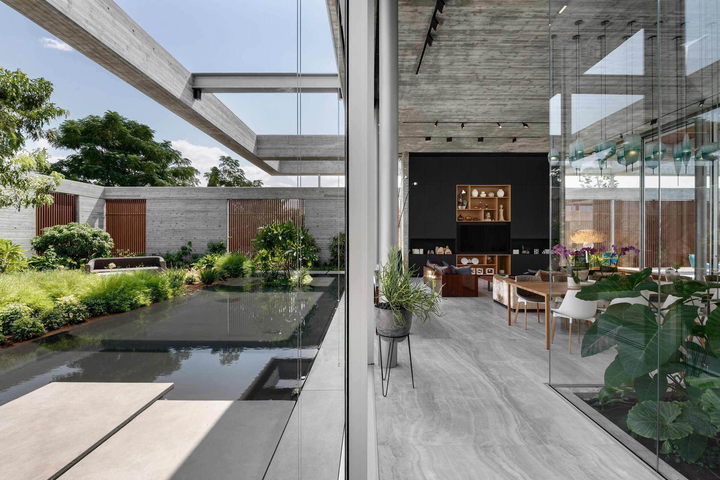 Cloistered, intricate home by Israelevitz Architects celebrates the beauty of concrete and glass - Vimarsana News