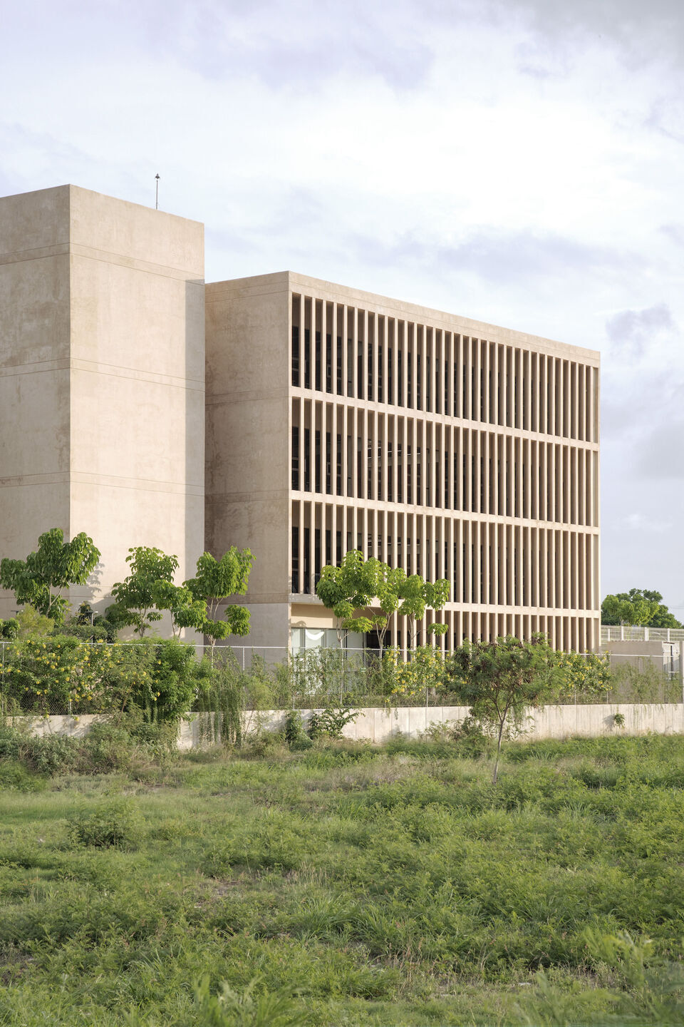 IUA develop a dynamic series of passageways and bridges for a new business school in response to the specific climate of a Mexico site - Vimarsana News
