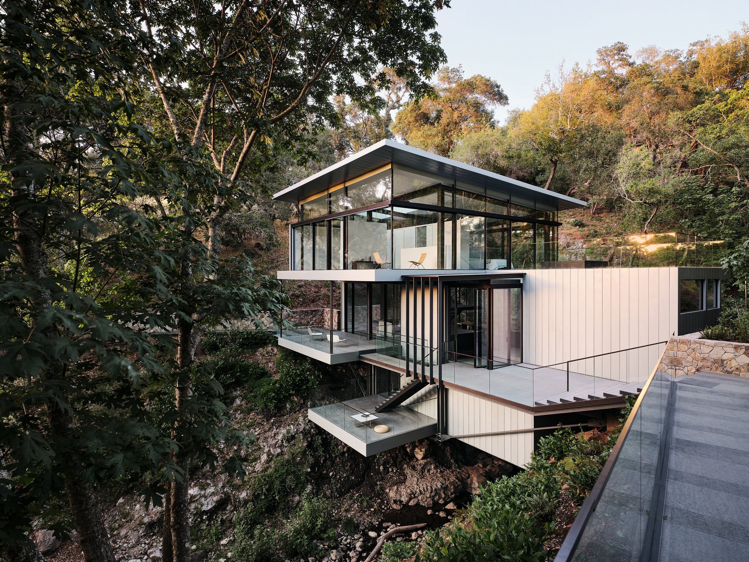 Suspension House by Fougeron Architecture dramatically spans a creek and waterfall running between lush California hills - Vimarsana News