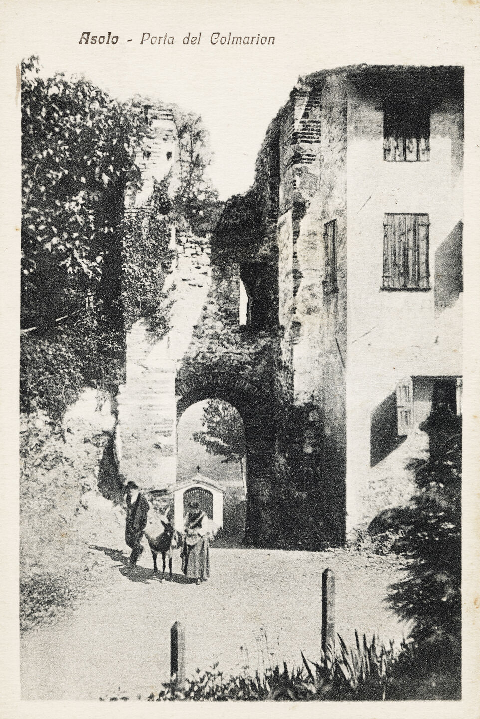 View of the Colmarion door from inside the walls of Asolo (TV), 1921.