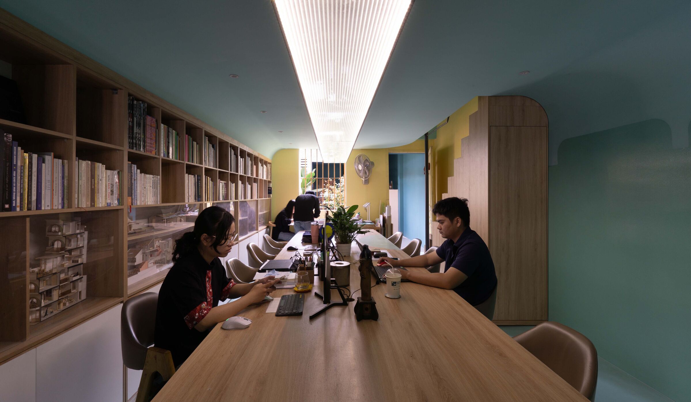 The design removes decorative motifs, uses colors to blur the boundaries between floor planes, ceiling and walls.
