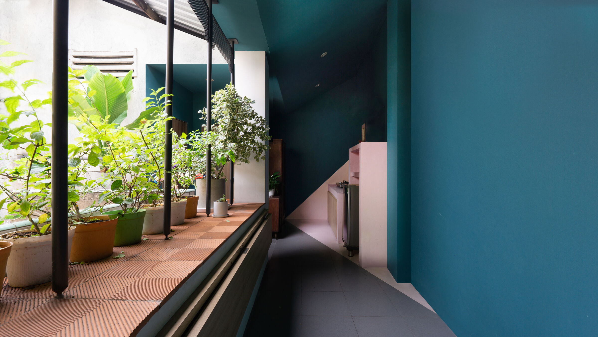 Using colors & the existing roof ‘s oblique azimuth to emphasize kitchen space.
