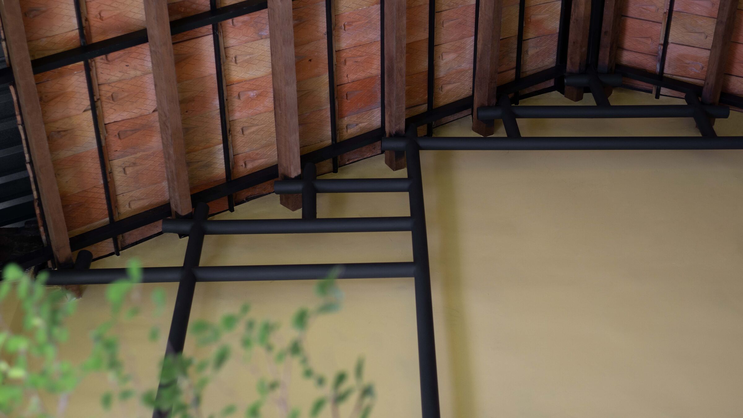 This second roof uses the old tiles from the original roofs, stylizes the traditional house structure, recreates the local architecture that has been lost when replacing the roof with new materials.