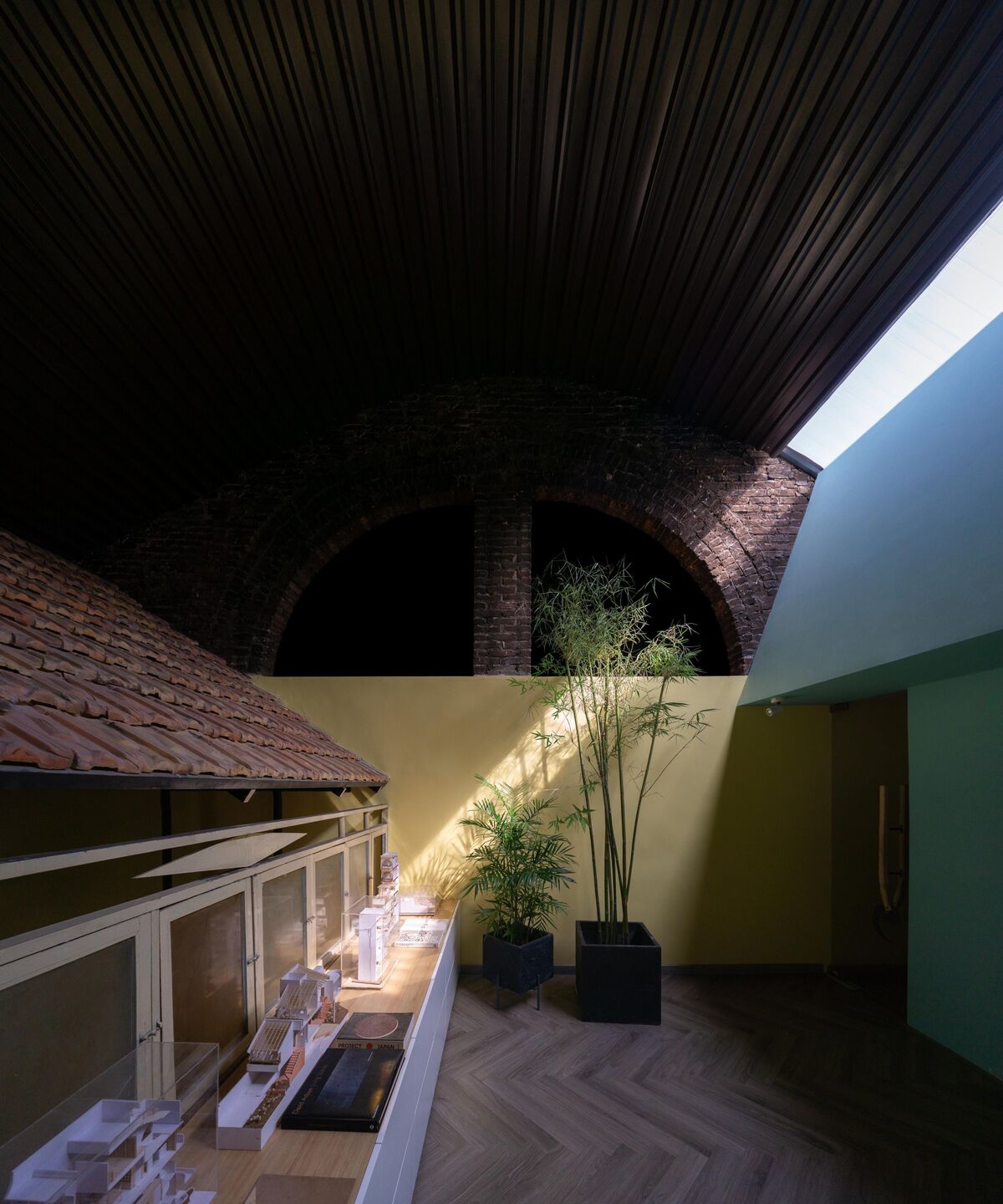 The mezzanine leaves 50% of the area for a VOID, a solution to the lack of light, which also reveals the original construction technique of the building’s brick arch.