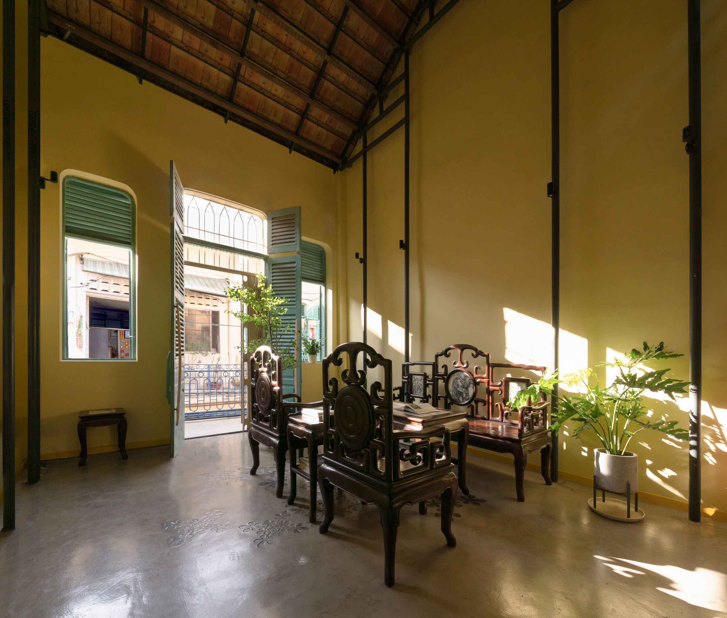 The front, which connects directly to the courtyard, uses the traditional architectural language to harmonize with the old neighborhood’s context.
