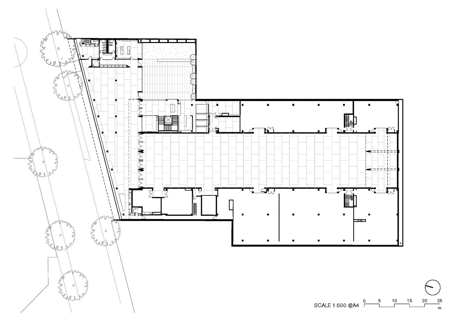 The upper floor consists of the reception, the administration, the research and conservation departments, a library, a sculpture courtyard as well as two large spaces for art along with additional storage areas.