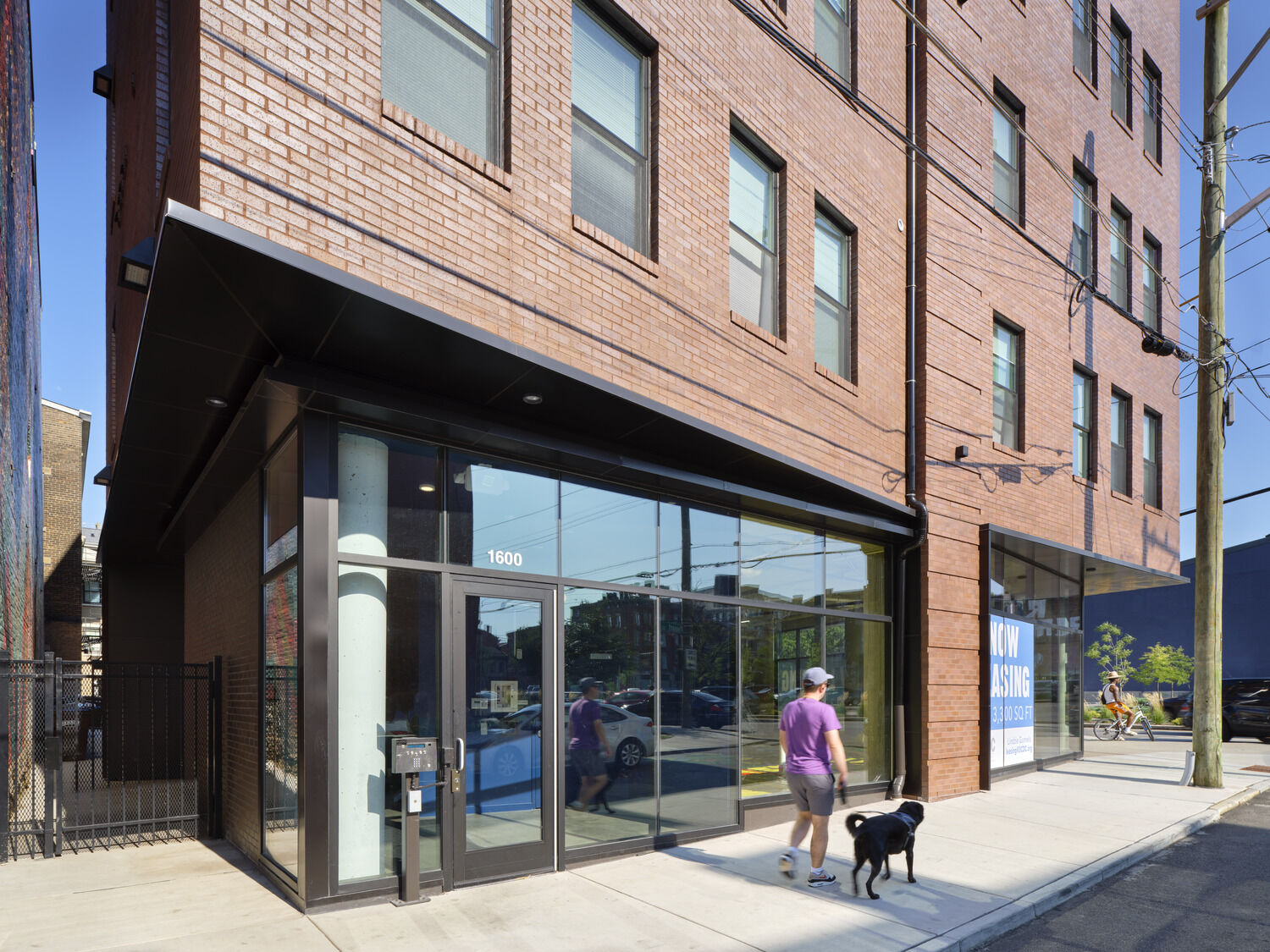 corners, through windows, and in its courtyard.  12. A simple palette of brick and glass, Willkommen’s surface shifts from opaque to transparent to distinguish public and private space.