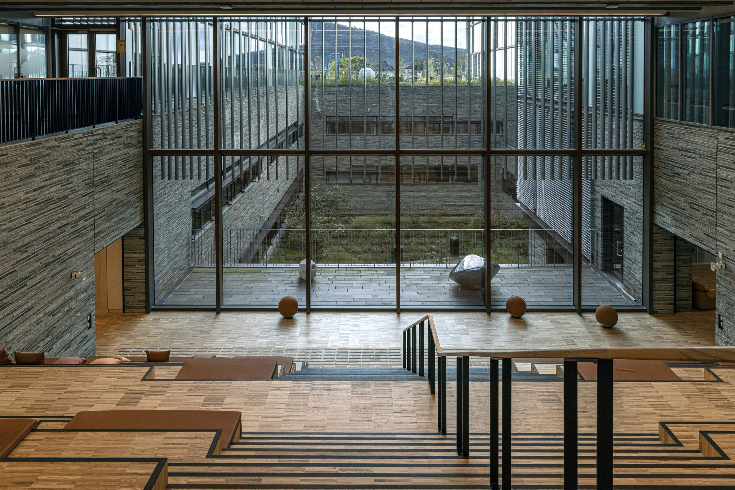 Auditorium in materials that connect interior and exterior