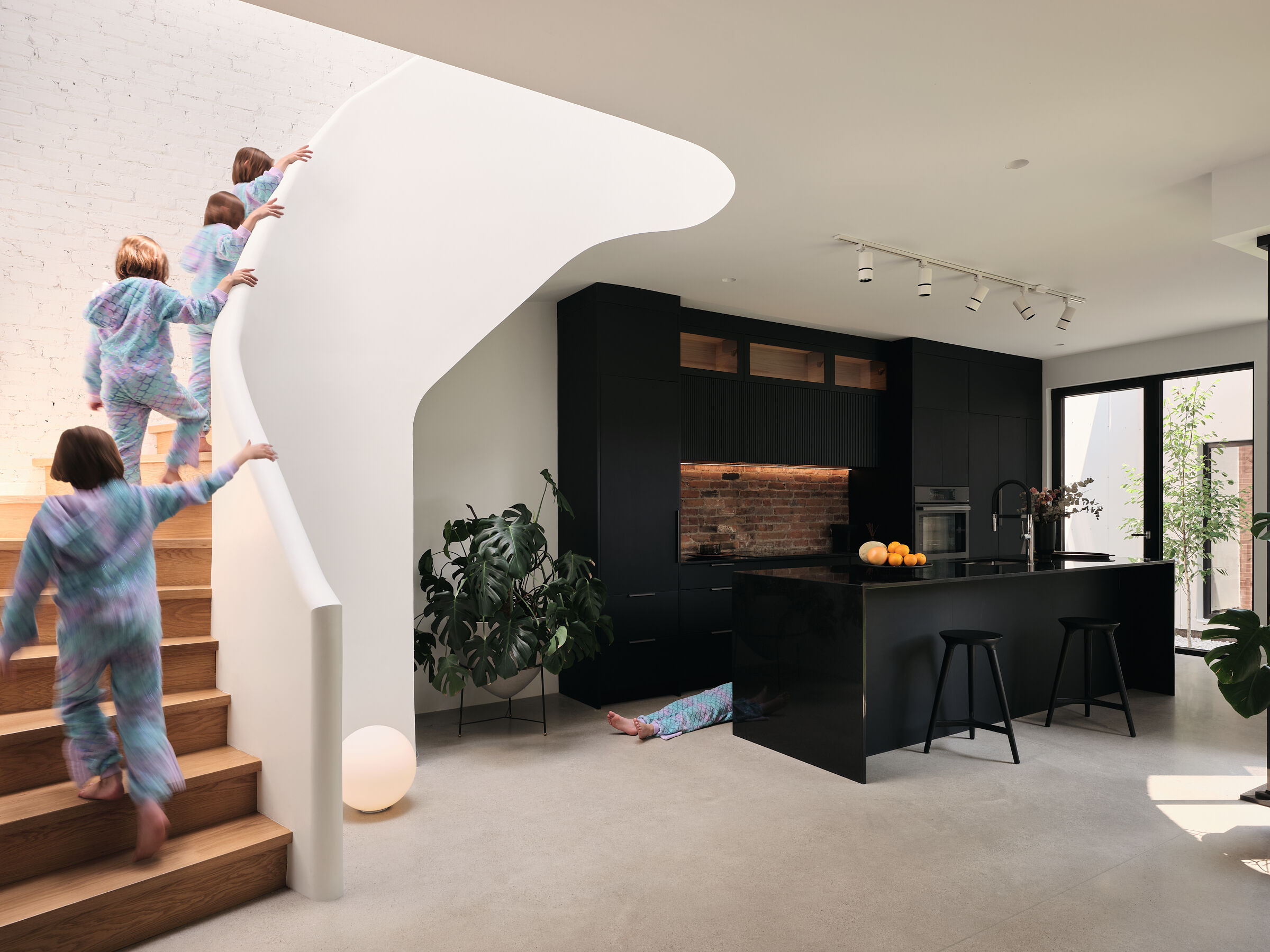 Contrasting black kitchen and smooth white staircade