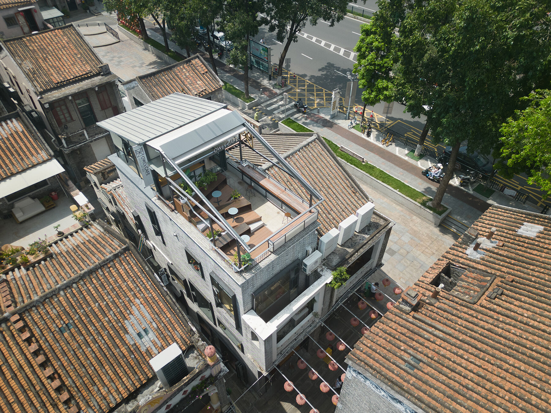 Aerial view，the roof of the new building continues the pitched roof form of the surrounding neighborhood