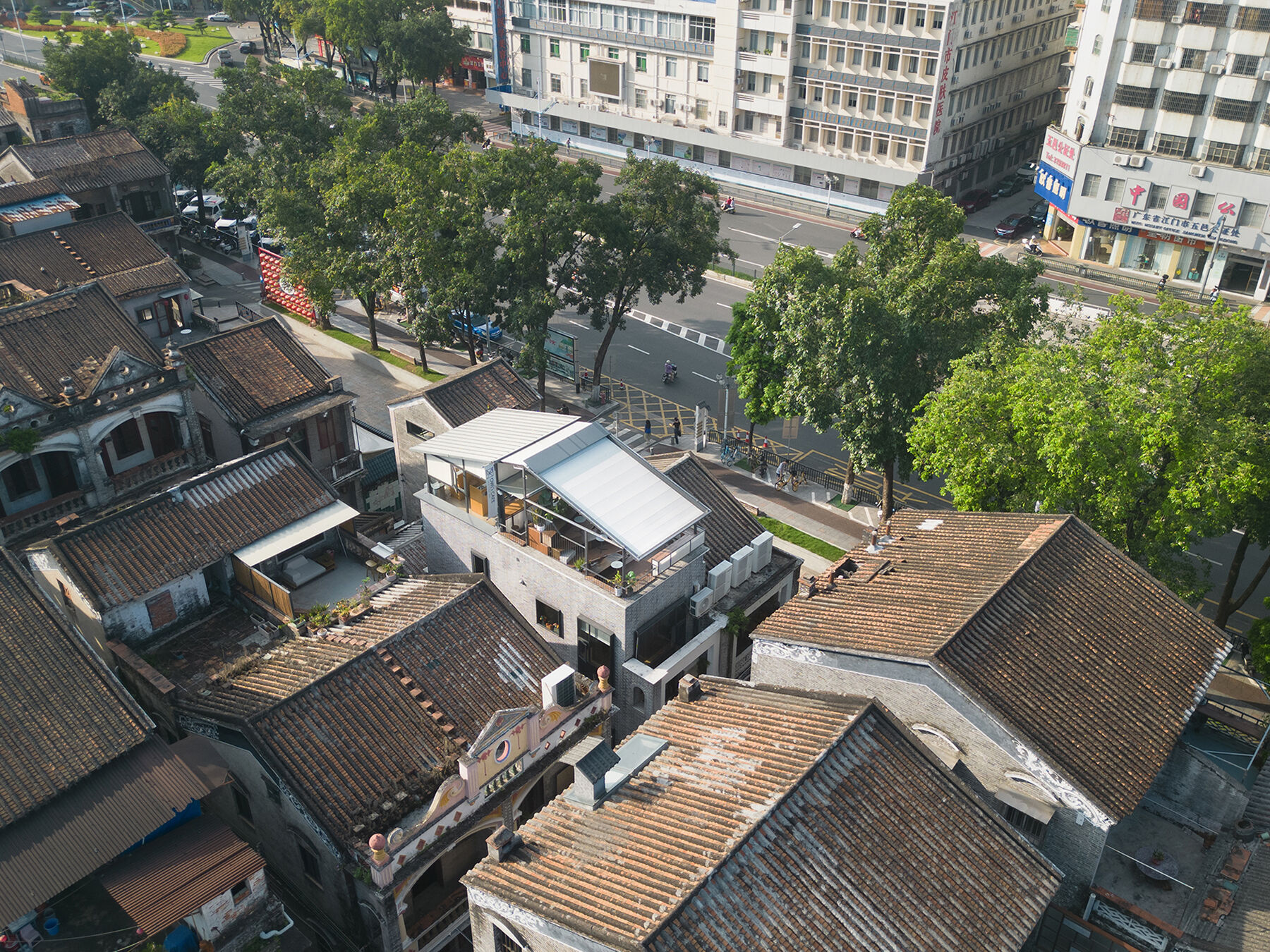 The roof presents a light and transparent image with light steel structure and transparent materials