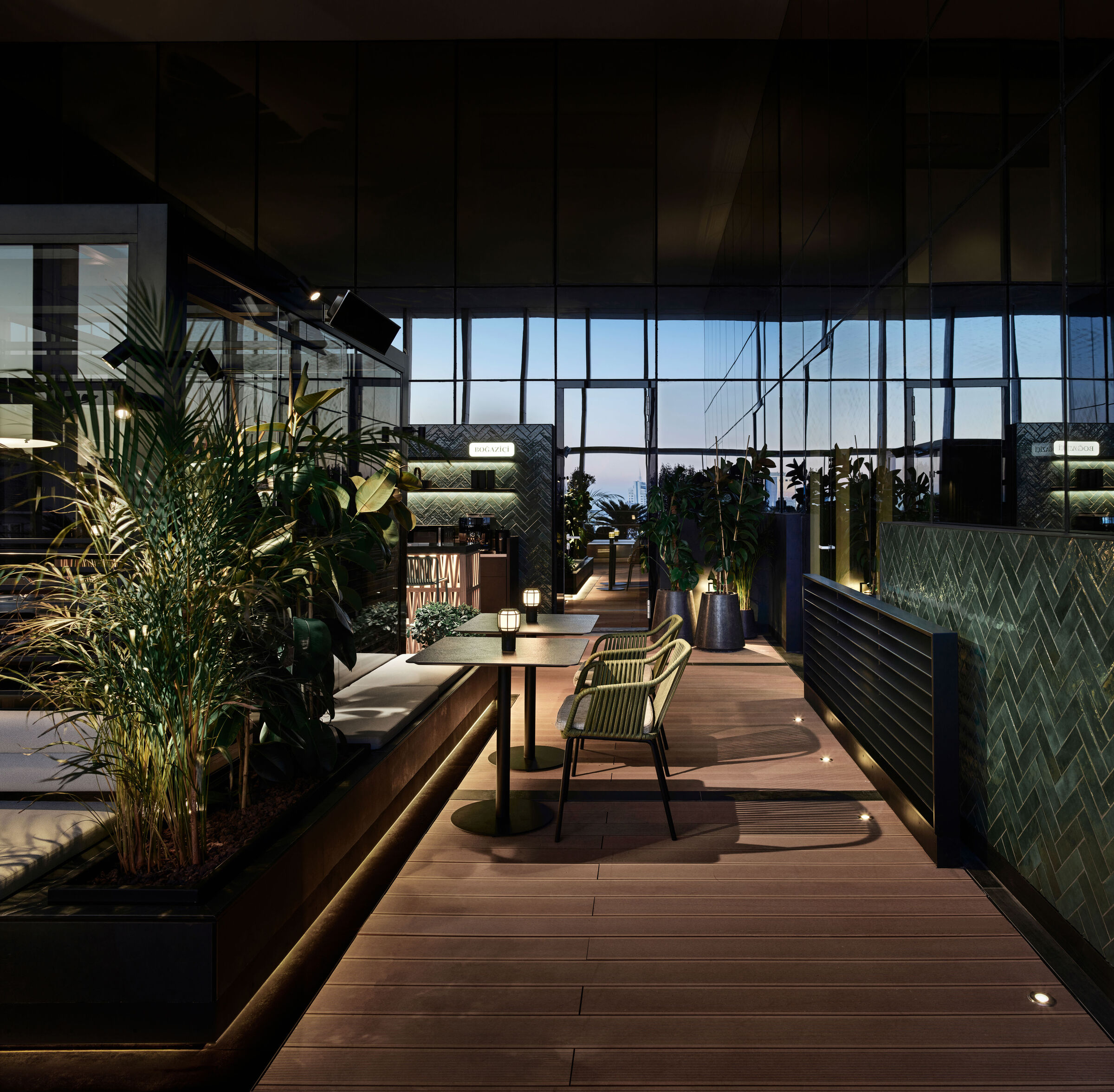 A courtyard. A shared experience. At the heart of the workplace lies a landscaped courtyard — an open-air space where people pause, connect, and recharge.