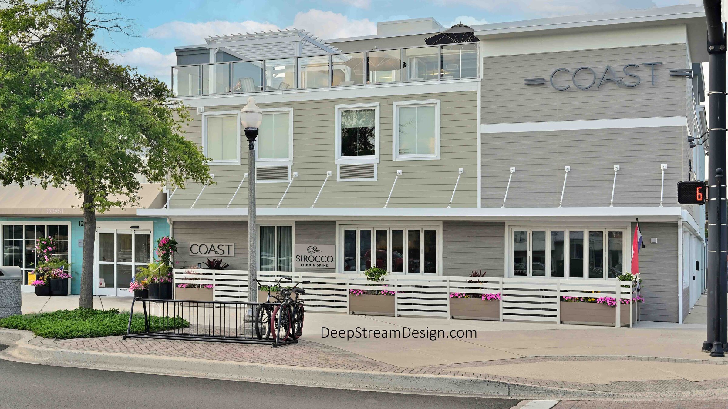 Modern Restaurant Planter Screen Wall Barrier for Hotel Sidewalk Cafe