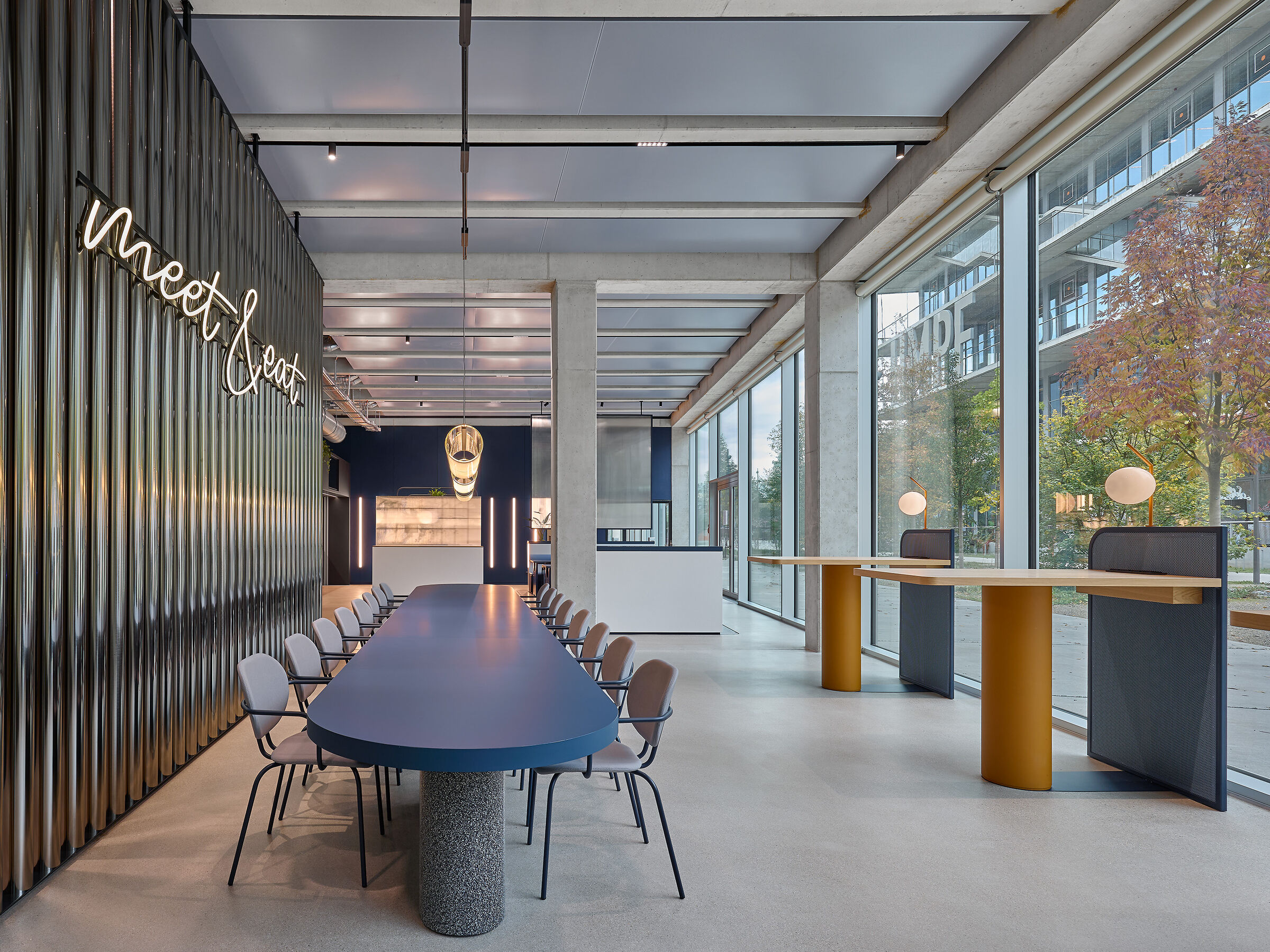 Meet & Eat: In the employee restaurant, industrial charm — symbolized by the tubes reminiscent of chemical plant piping - meets modern design.