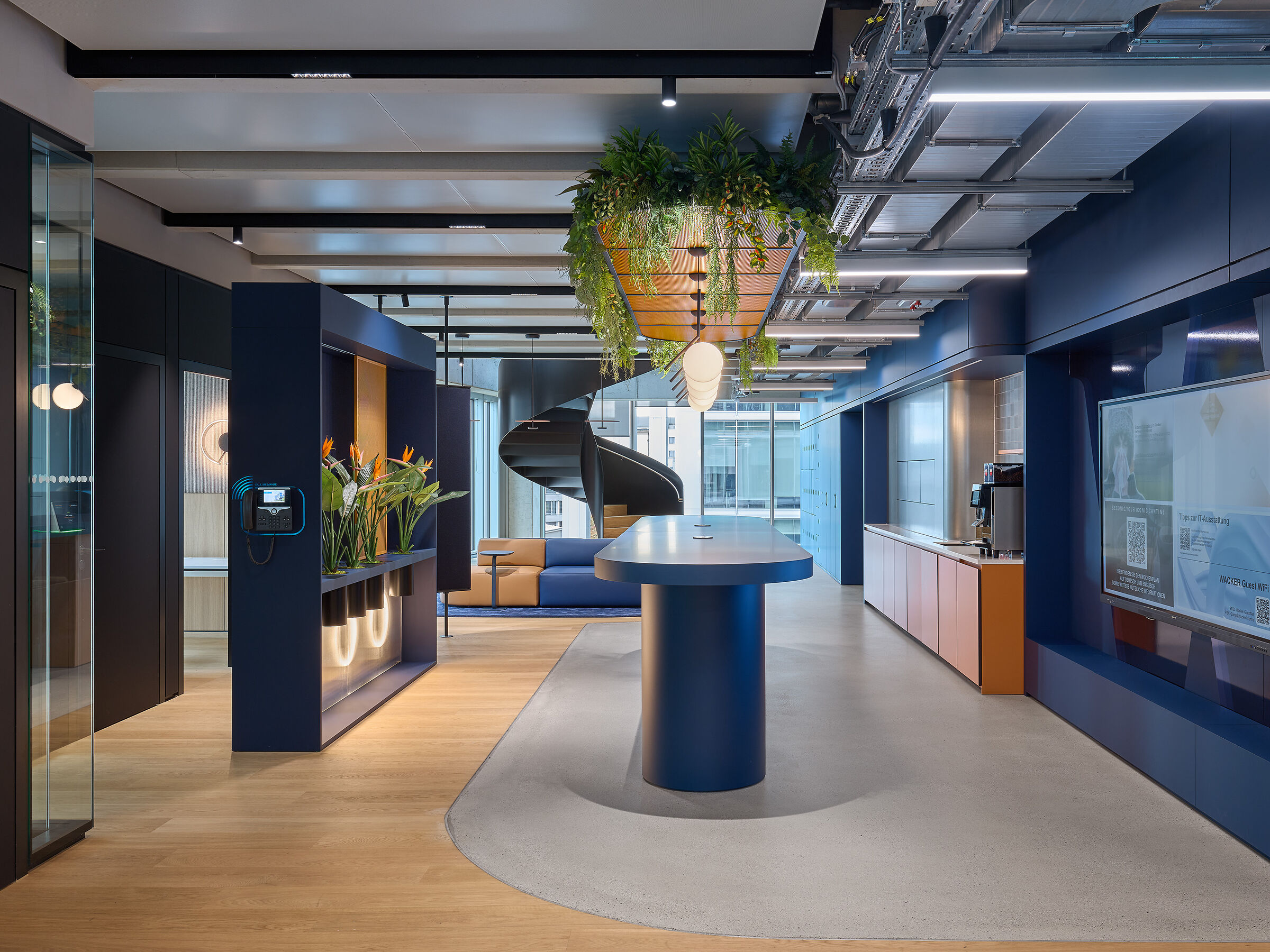 A consistent color scheme runs seamlessly through the various zones and levels of the building – from the foyer and employee restaurant to the work lounge.