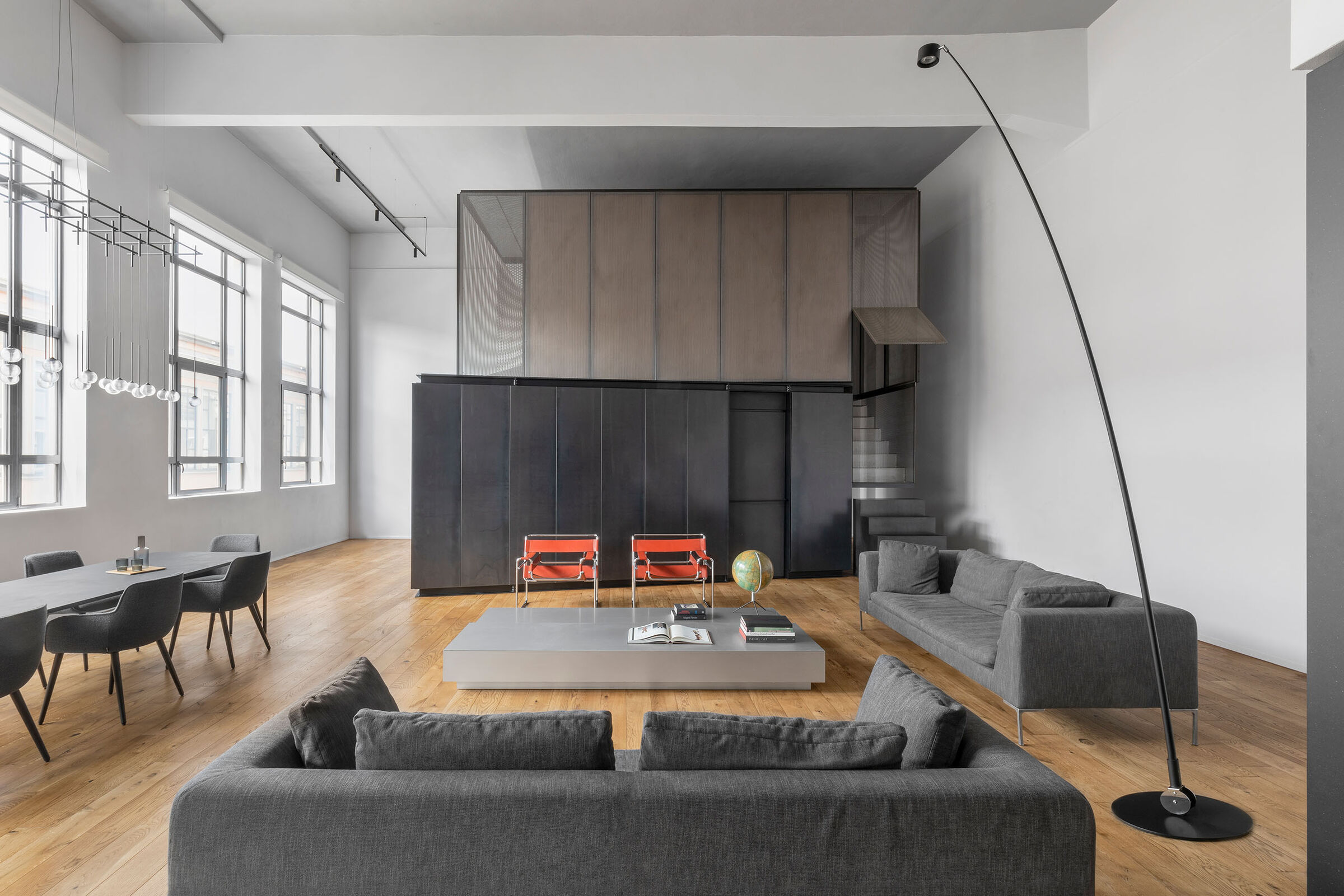 Casa MRGT è un loft su più piani, all’interno di un edificio industriale. Gli ampi spazi disponibili vengono esaltati con i vuoti, rispettando così le origini della struttura e valorizzando il concetto di “apertura” proprio della tipologia open space.