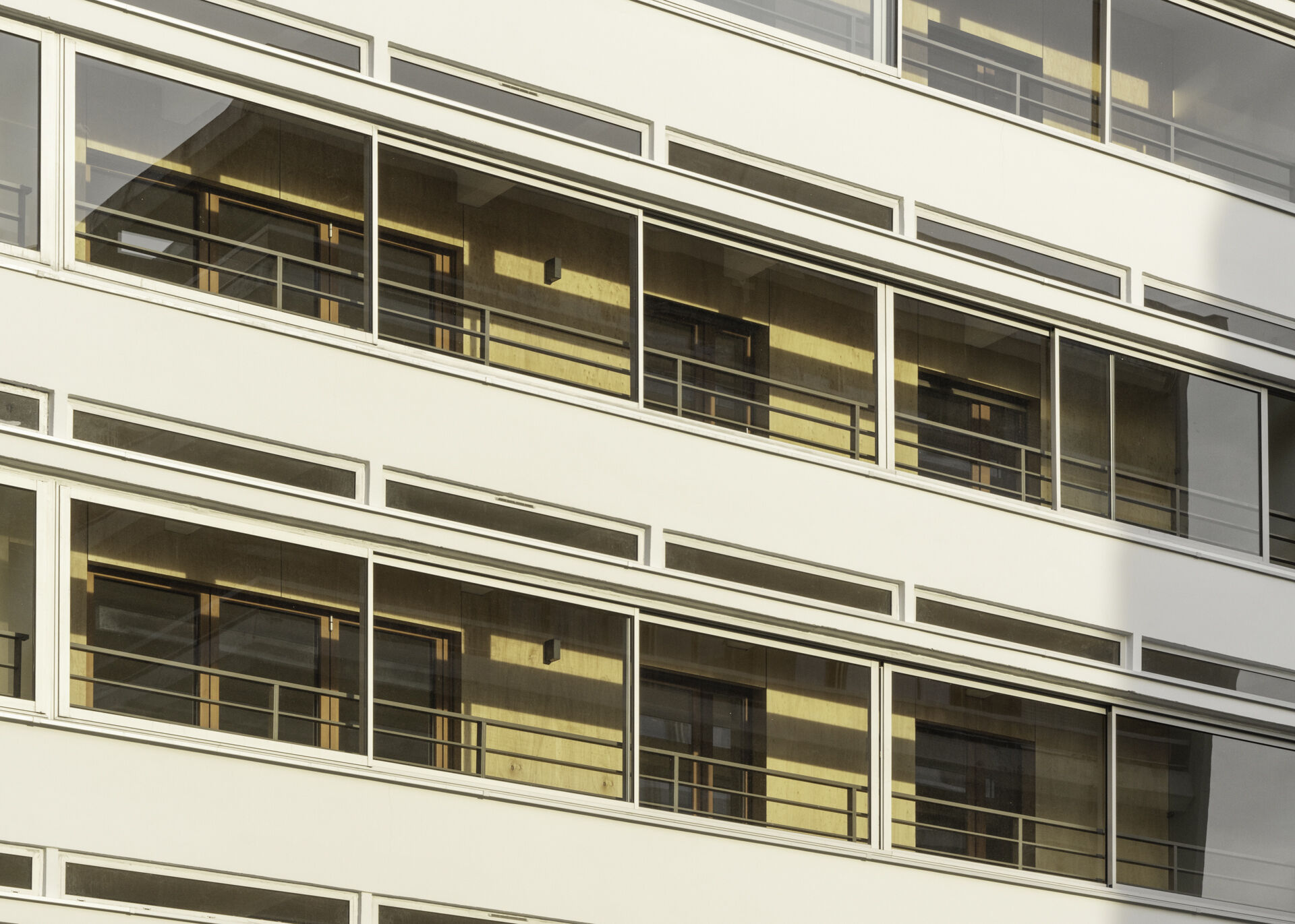 The space in between is used as a wintergarden and extends the flats into the outdoors. And as a thermal buffer and noise dampener, it also significantly improves the quality of the residential experience in the building.