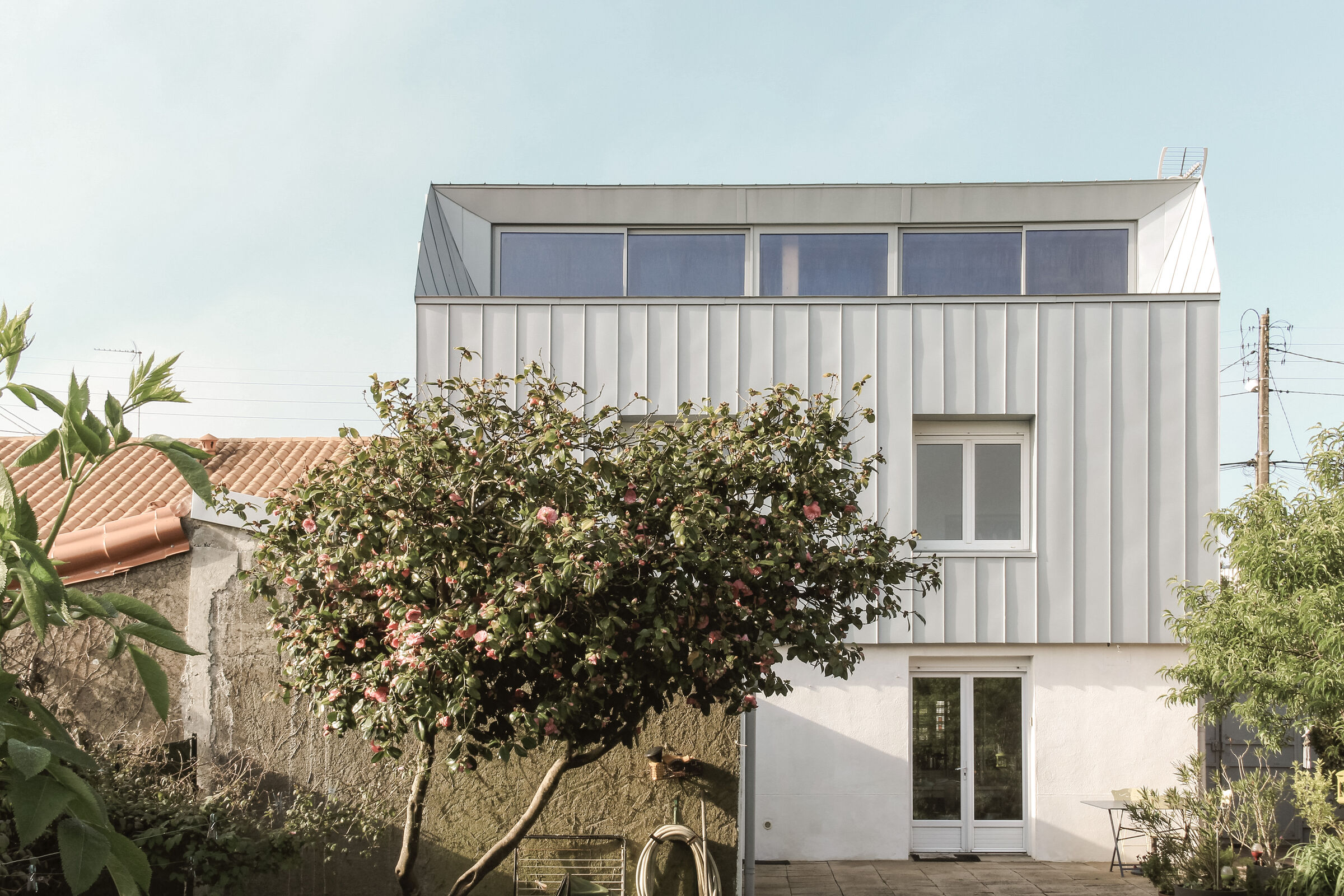 Bureaux et logements FV – Surélévation en zinc Azengar.