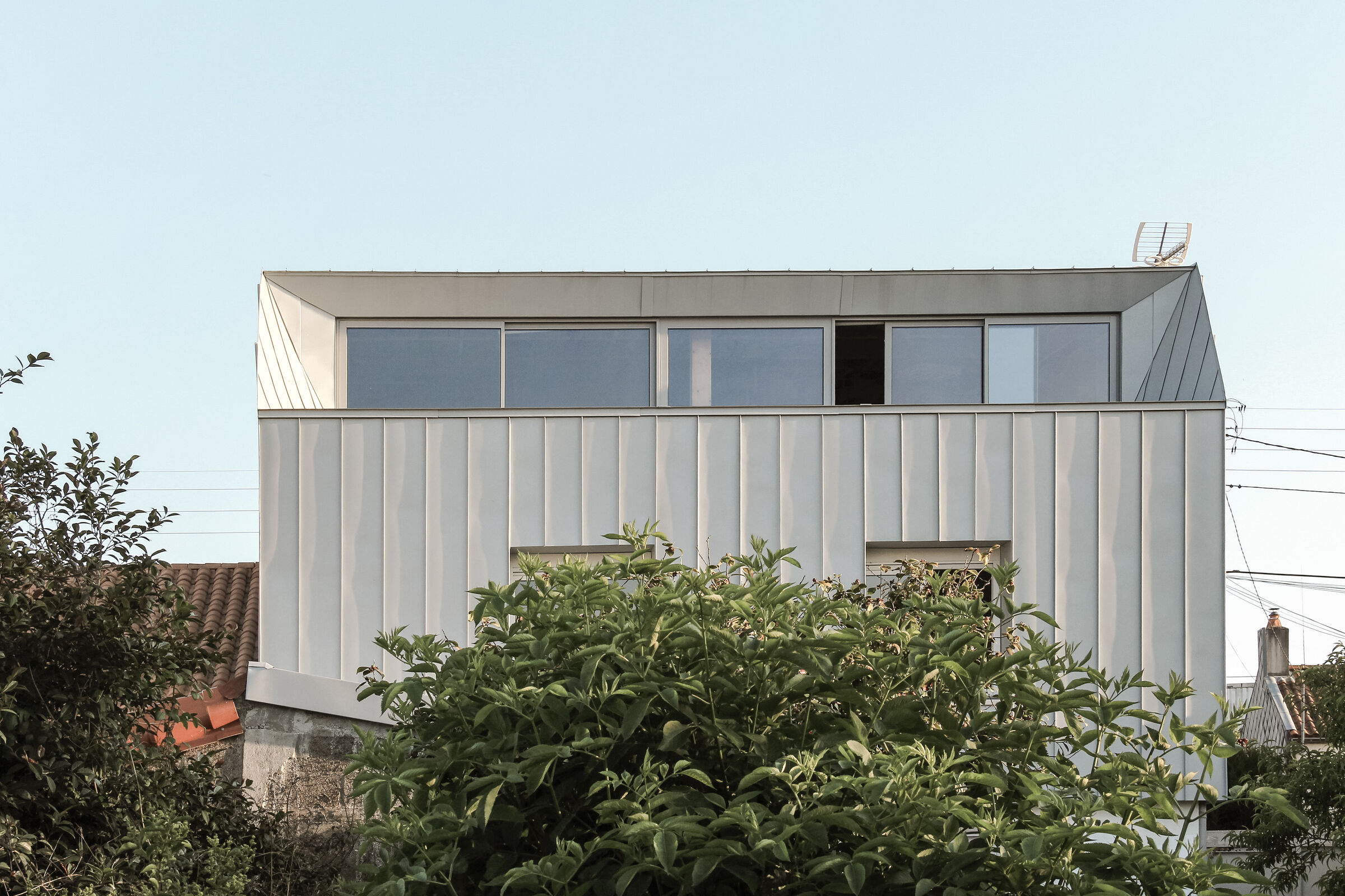 Bureaux et logements FV – Surélévation en zinc Azengar.