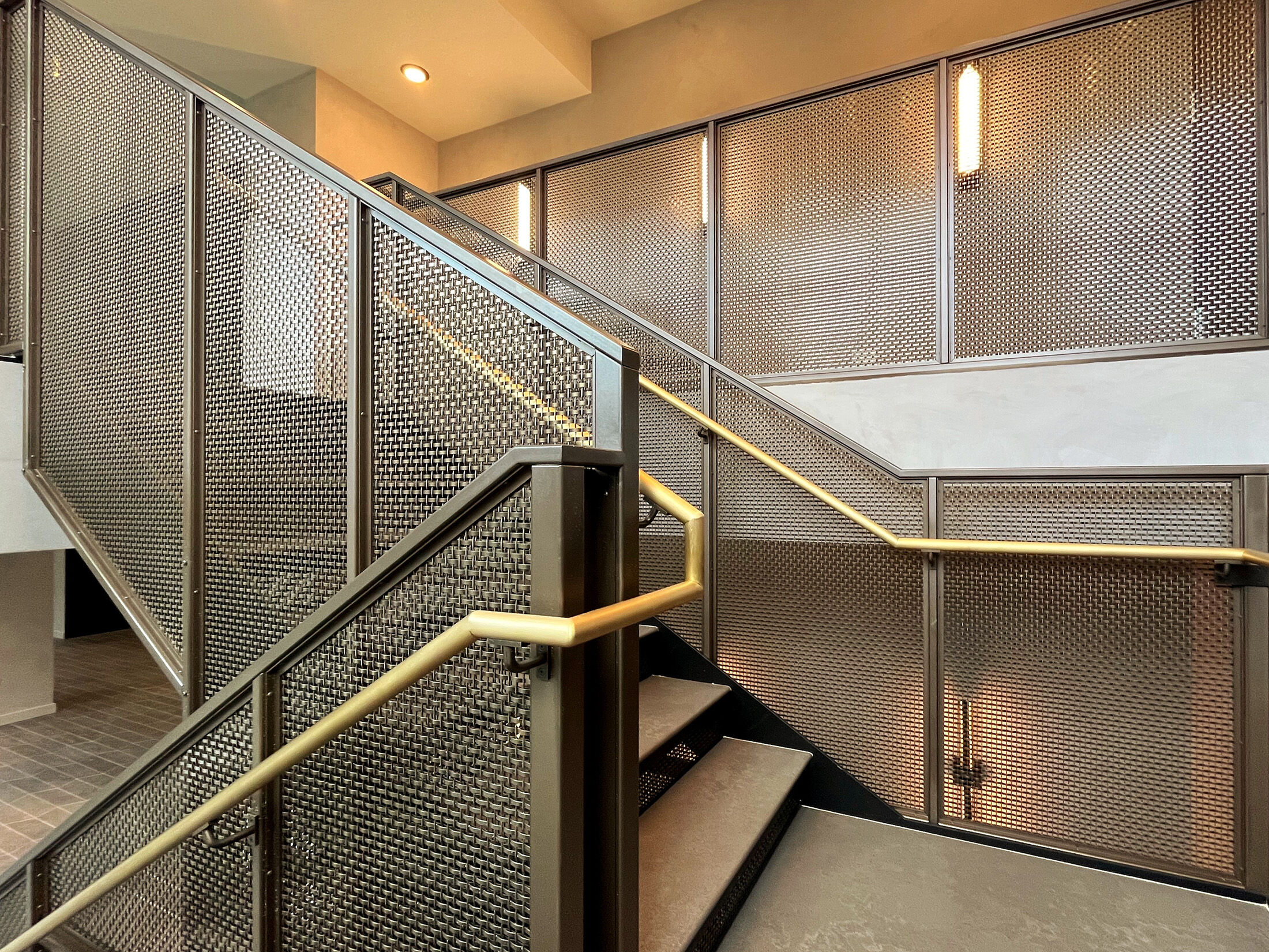 Discover how woven wire mesh transforms stairwells into architectural statements. This New York project combines strength, transparency, and luxury finishes for a modern, high-end interior design solution.