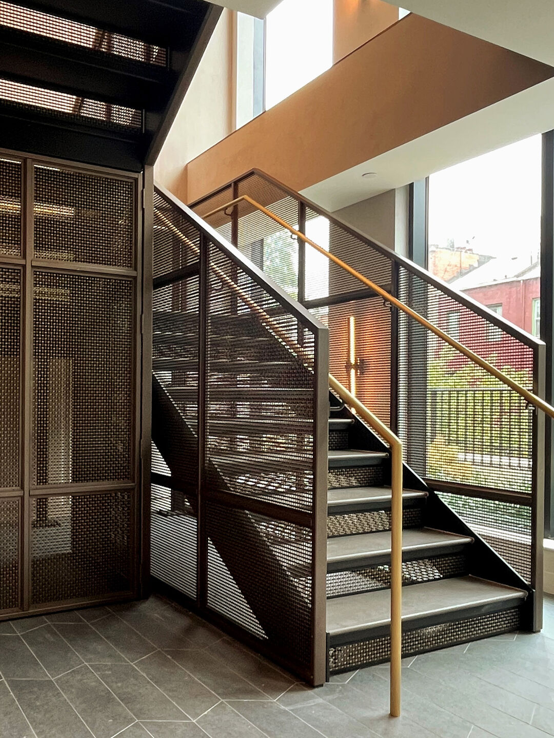 Discover how woven wire mesh transforms stairwells into architectural statements. This New York project combines strength, transparency, and luxury finishes for a modern, high-end interior design solution.