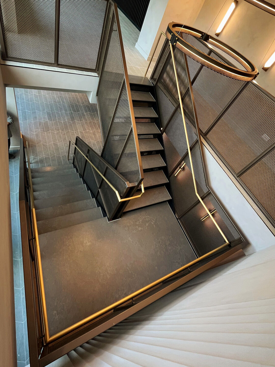 Discover how woven wire mesh transforms stairwells into architectural statements. This New York project combines strength, transparency, and luxury finishes for a modern, high-end interior design solution.