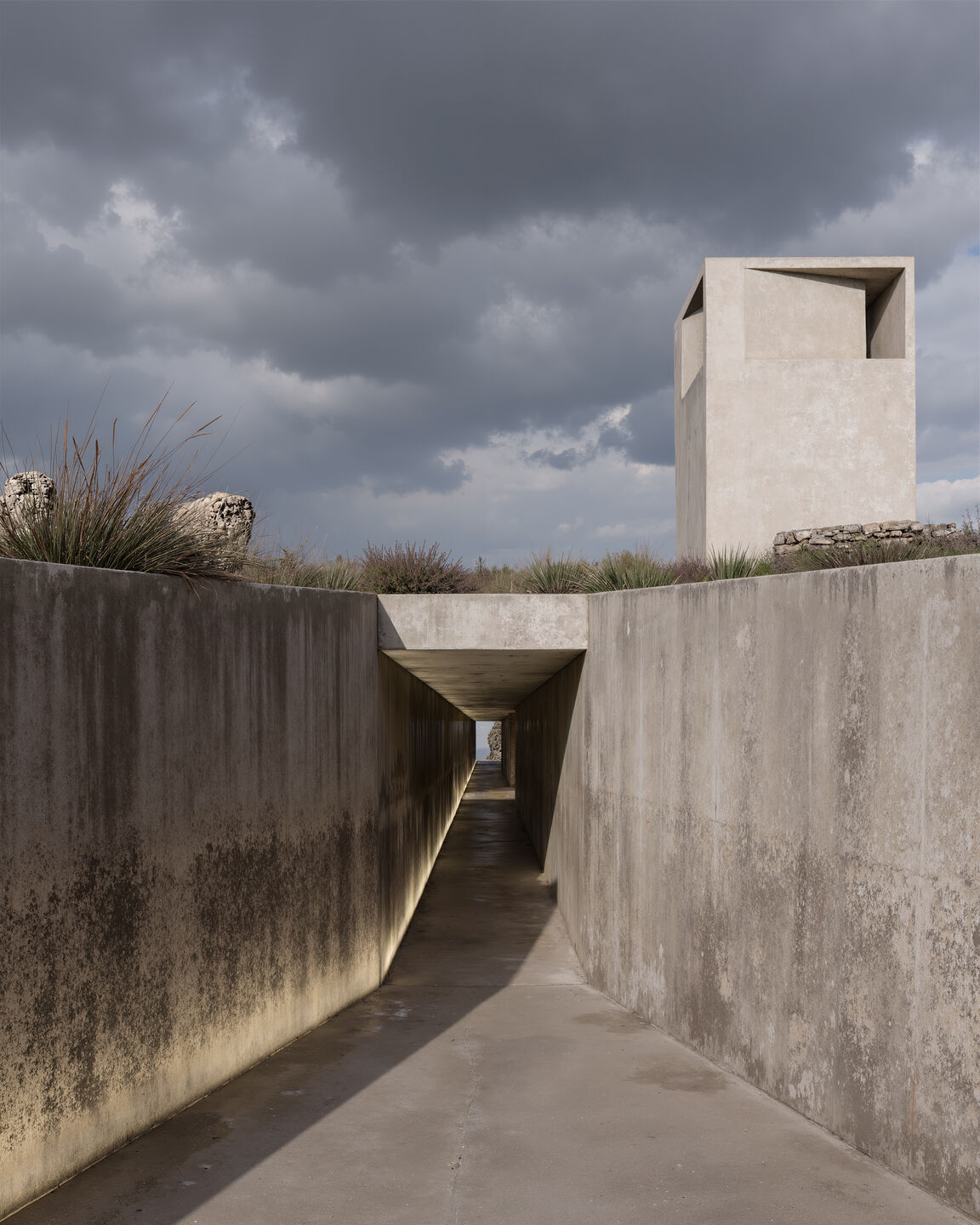entrance to the shelter, the beginning of the path
