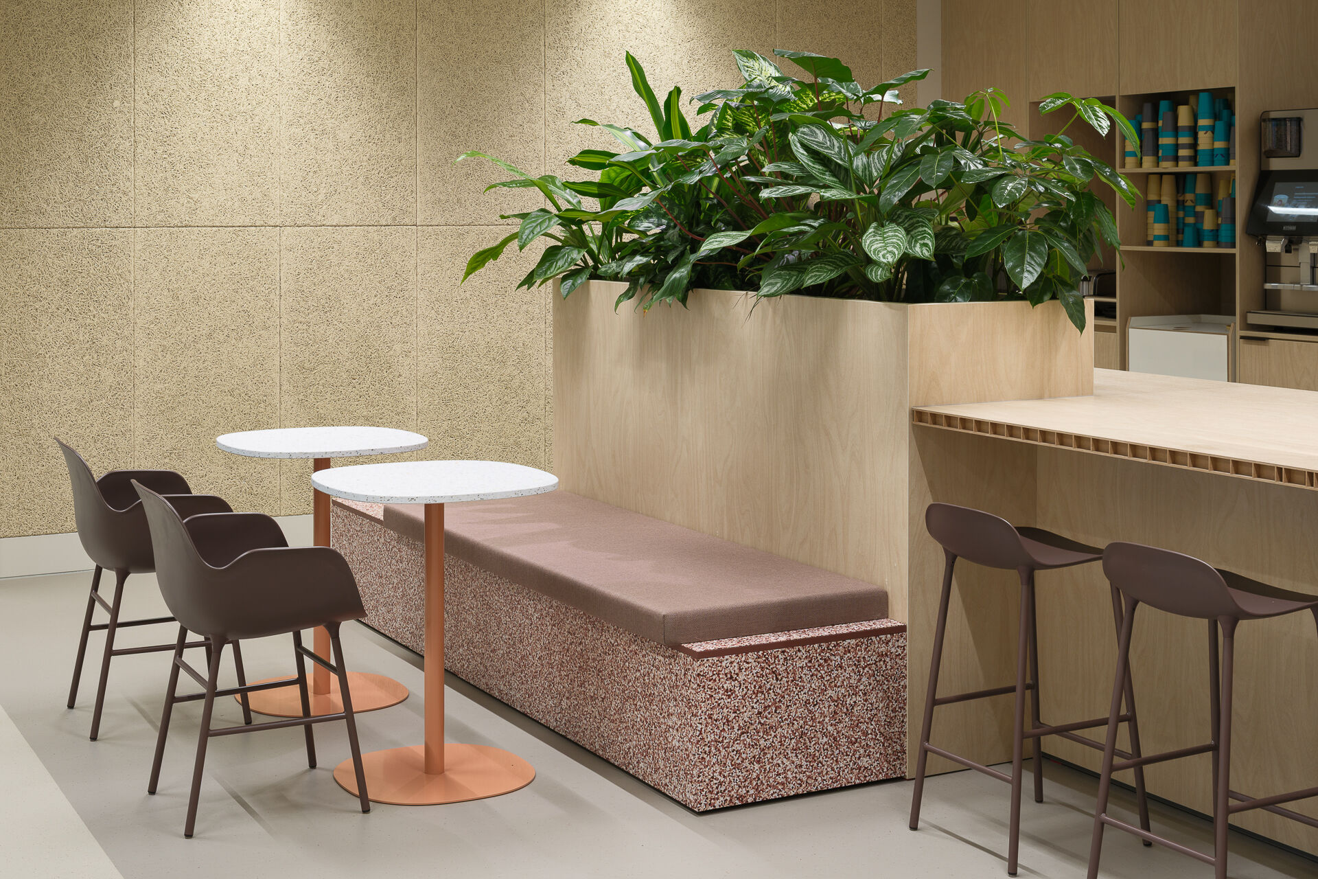 Custom joinery produced in the Netherlands by RTR, BREEAM-compliant certified under FSC, PEFC and ISO 14001. Materials include recycled PET felt and sustainable particleboard; all elements are demountable.