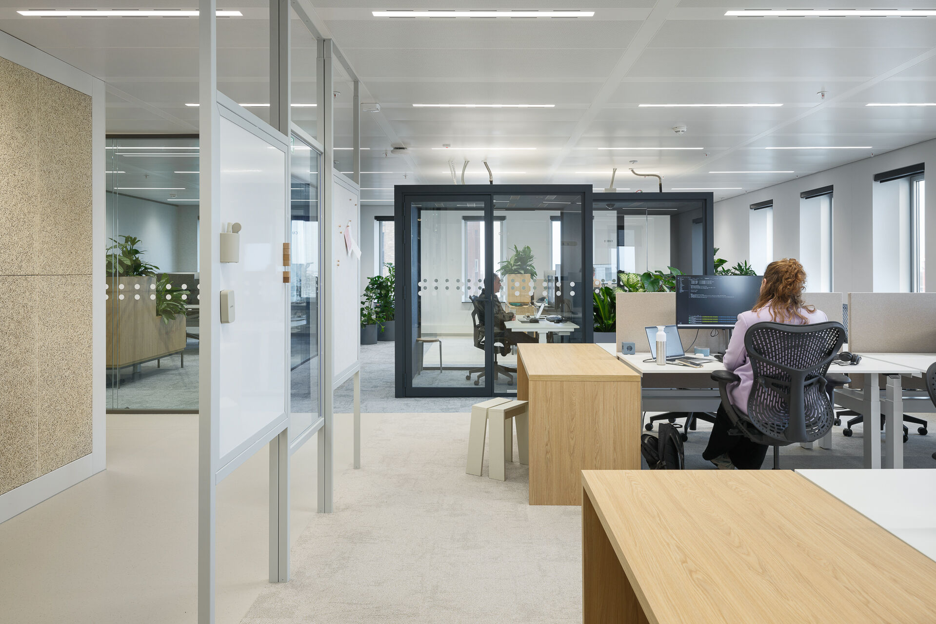 The central circulation route connects focus zones, meeting areas and collaborative spaces. Routing is treated as an active part of the design, encouraging movement and informal exchange.