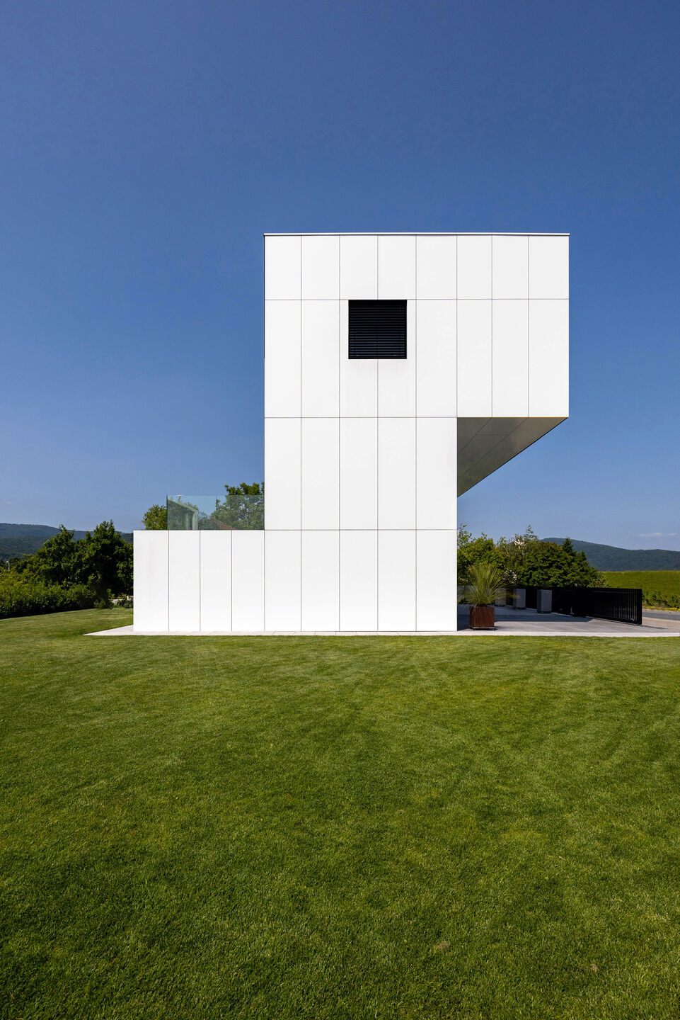 shifting the storeys creating an iconic form