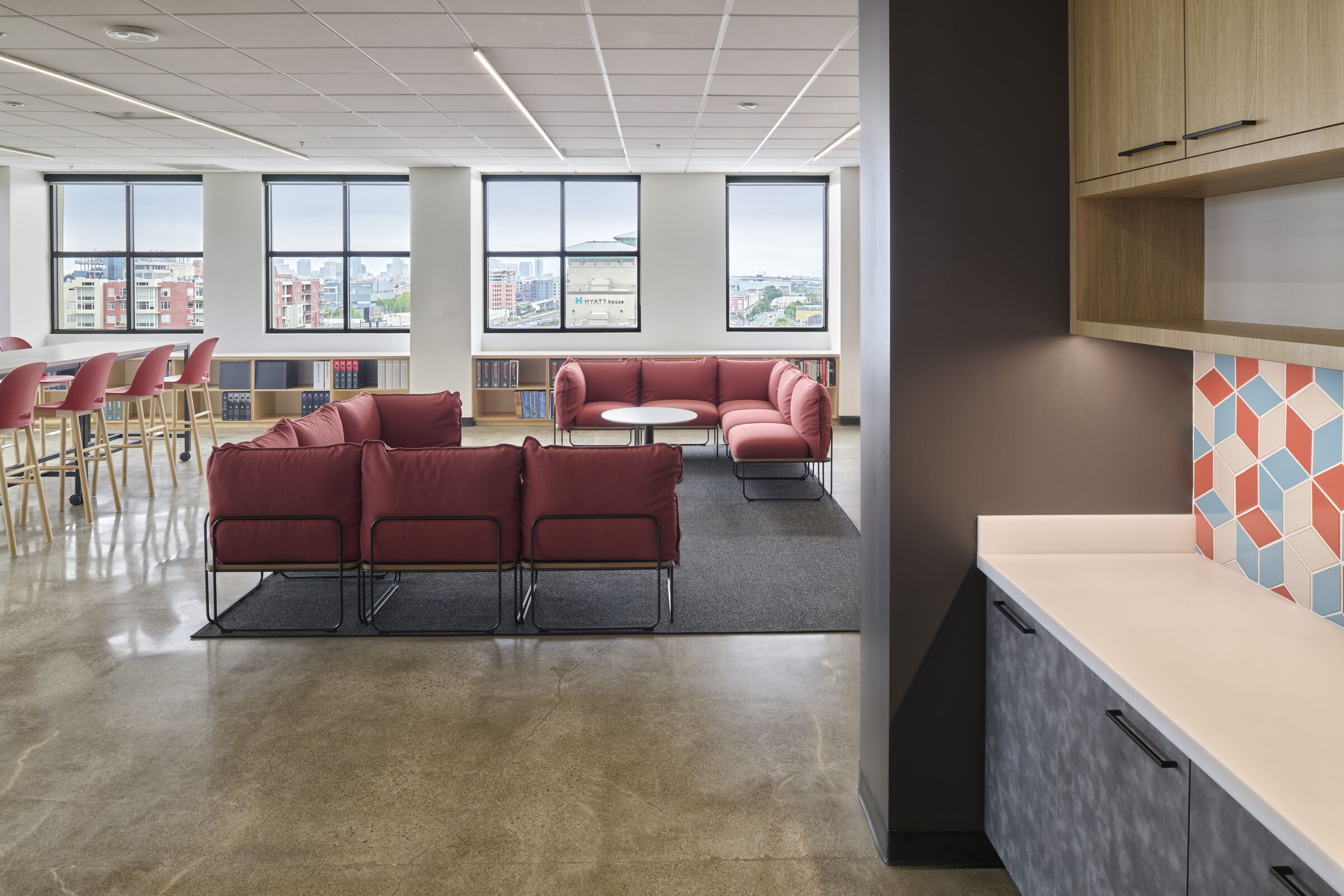 Adjacent to the charrette and material library, a secondary coffee area w/ Emeryville views & seating supports collab, research, and informal breaks.