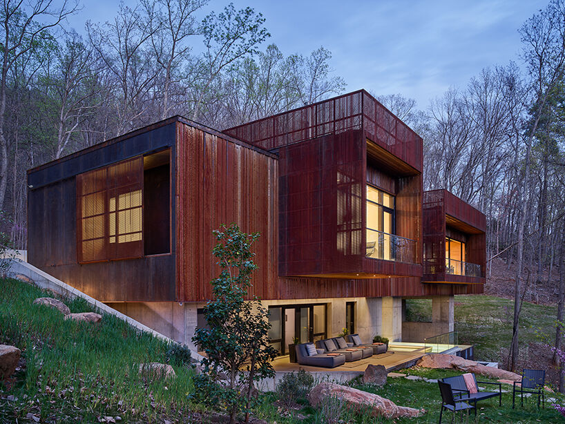 The ravine that traverses the site presented unique opportunities, inspiring the architects to envision a structure that lifts from the hillside as the terrain falls away.