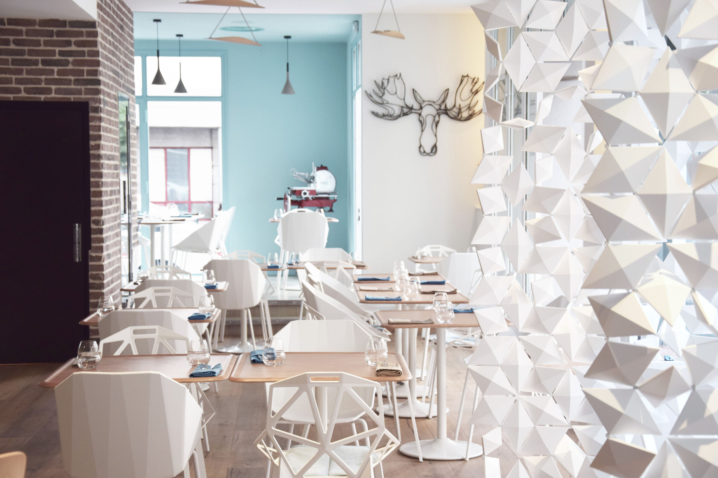 Defining spaces without closing them off. Facet creates subtle separation while preserving light and openness throughout the restaurant.