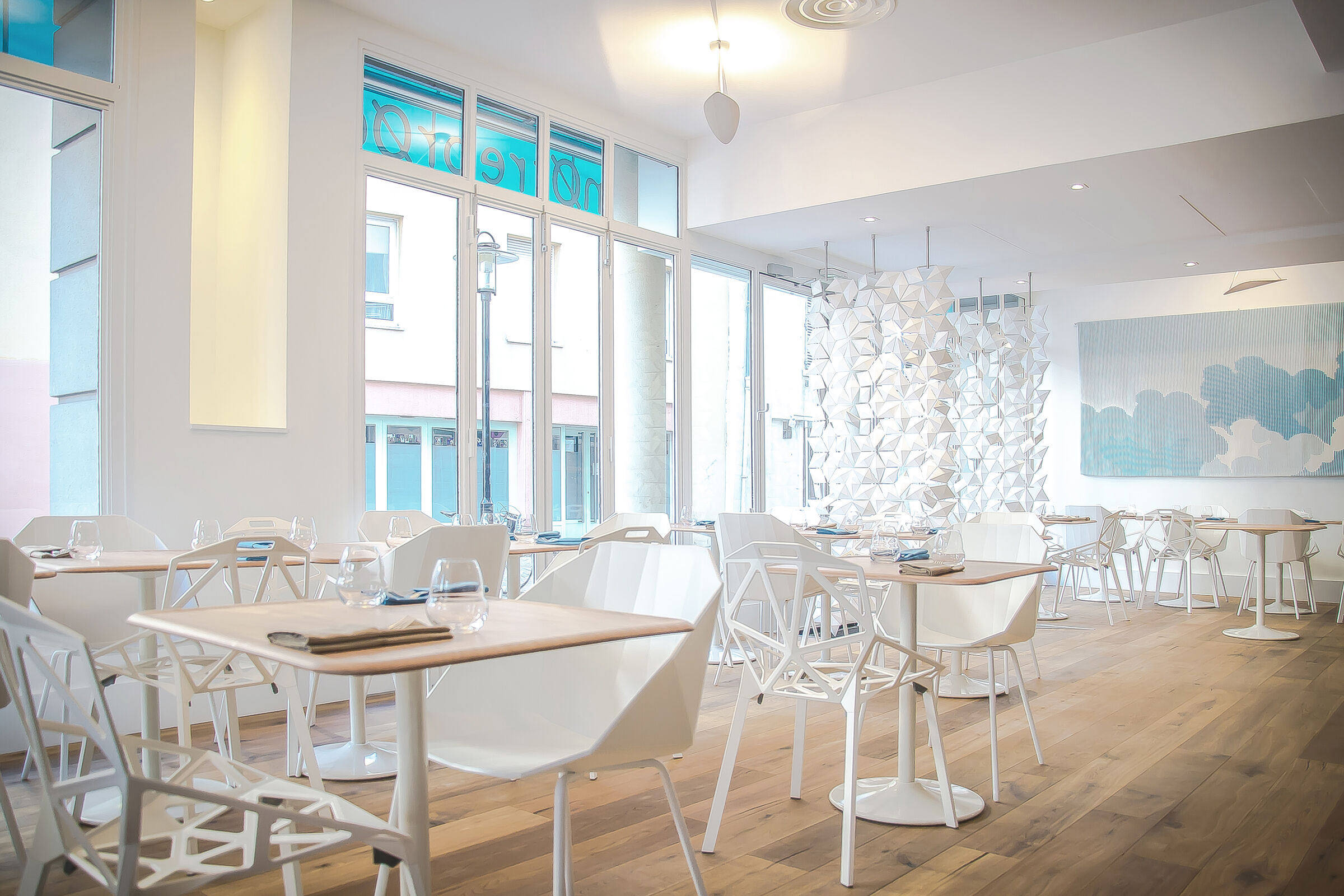 An airy dining experience enhanced by Facet’s sculptural form and adjustable transparency.