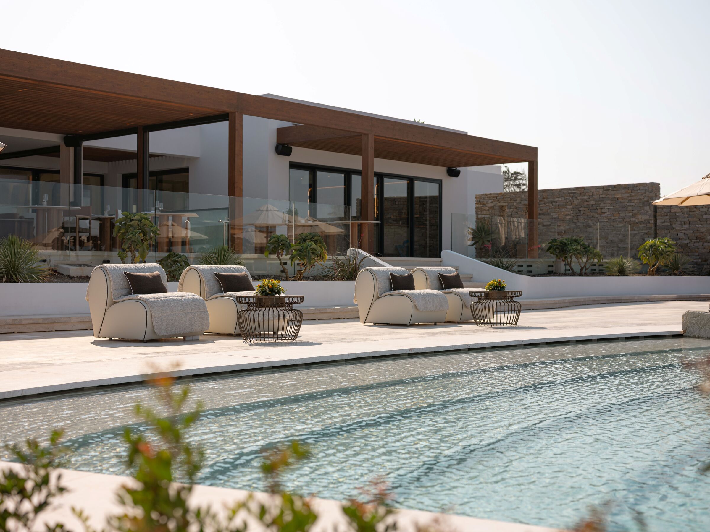 Flora armchairs - Atollo tables