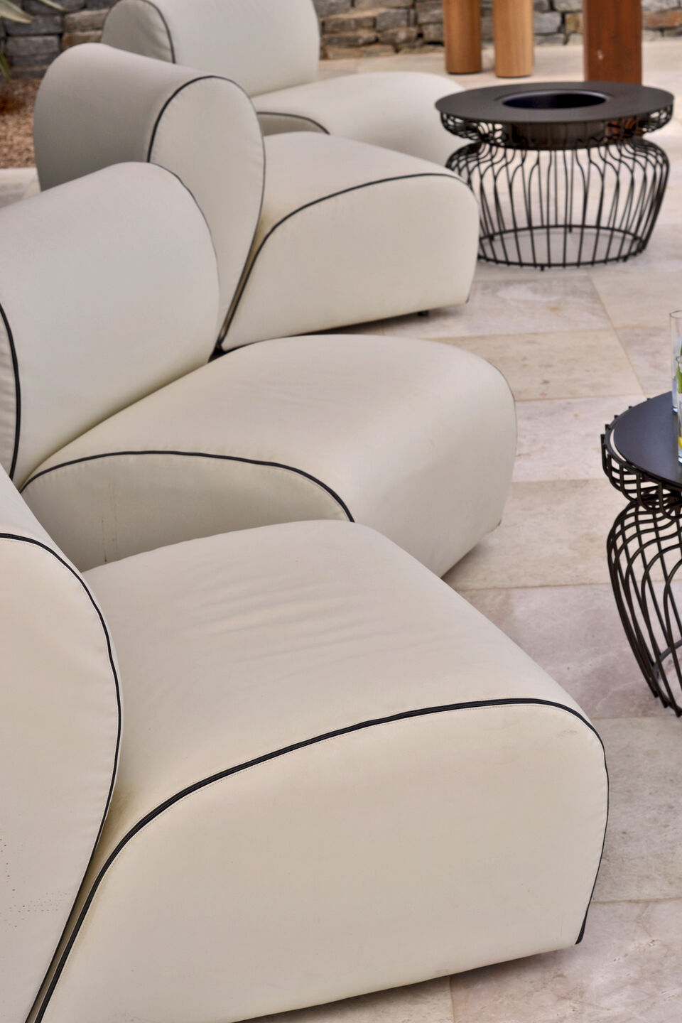 Flora armchairs - Atollo tables