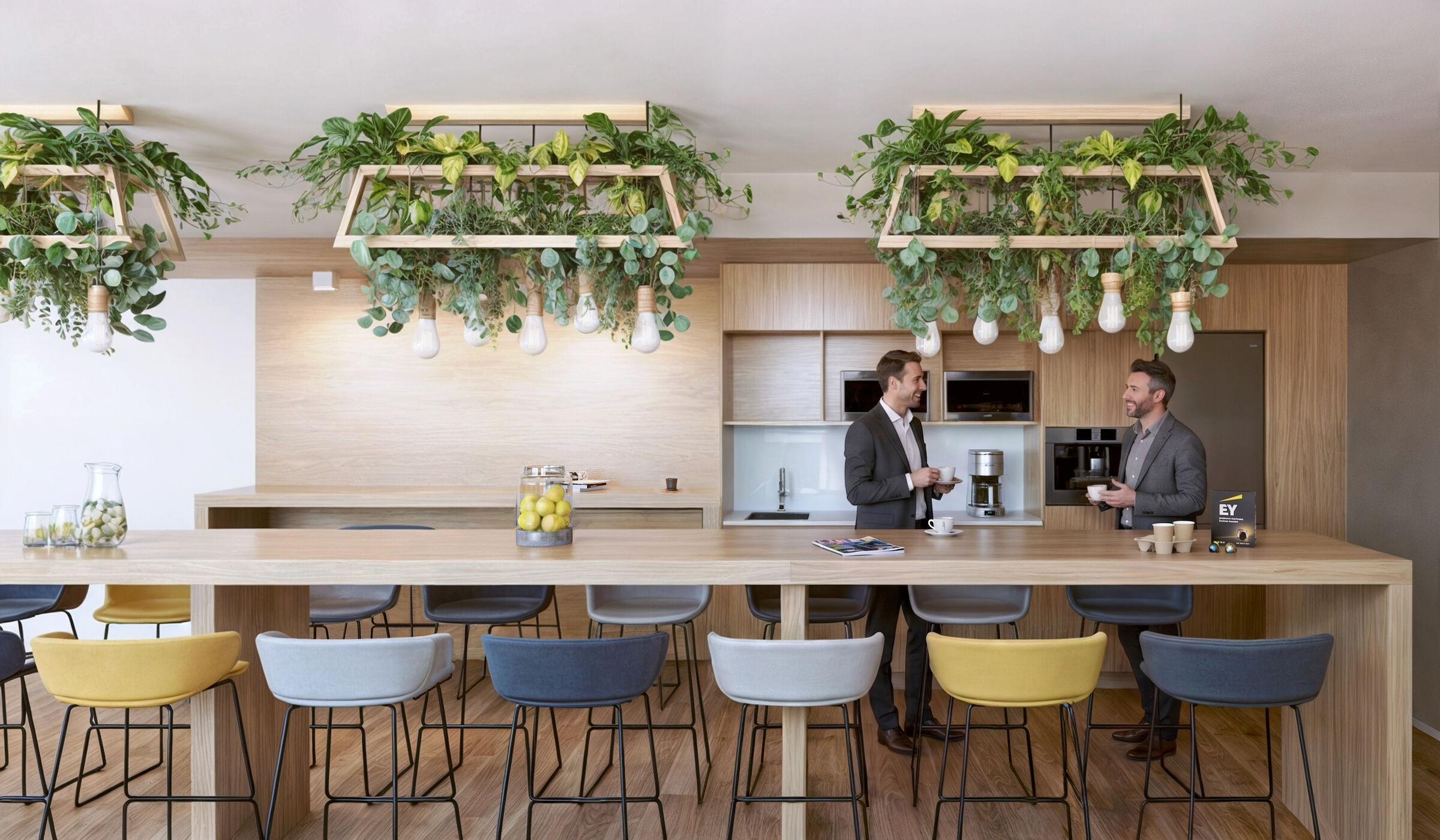 A second look at the coffee hub: the hanging greenery and warm materials transform a coffee break into a moment for socialising.