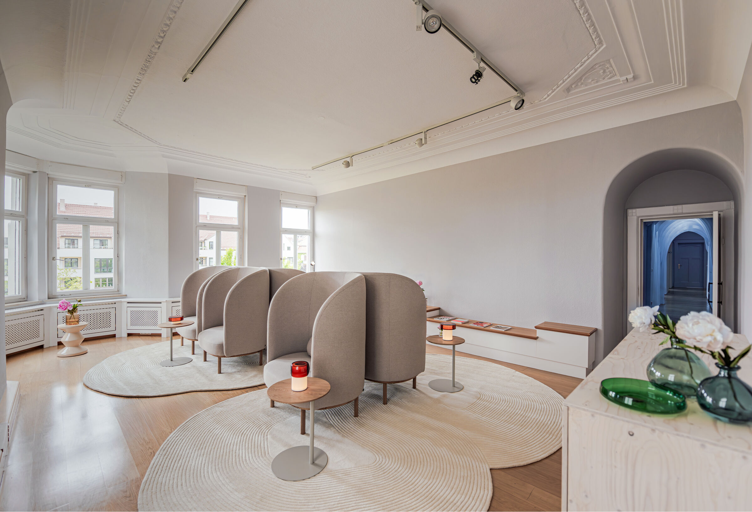 Post-treatment area with a semi-private configuration and warm tones designed to promote comfort and relaxation.